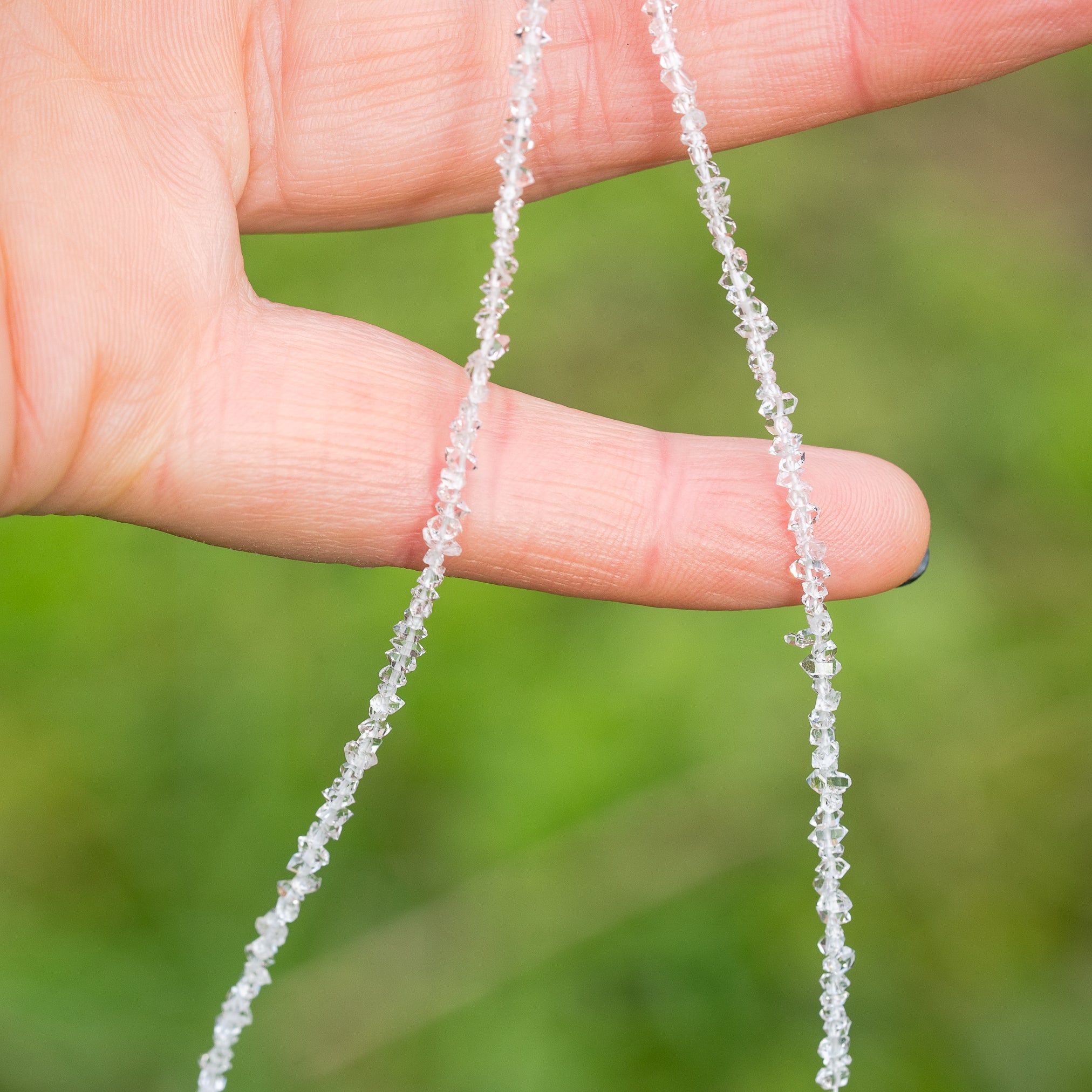 Petits cristaux bruts de Herkimer de env 2,5 x 1,5 mm ( 1/4 rang de env 70/75 perles )