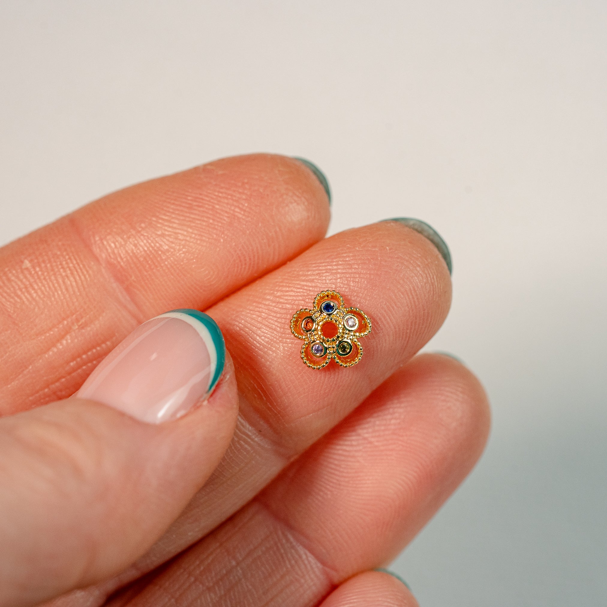 Coupelles fleurs en laiton plaqué or 18k et zirconium coloré de 8,5 mm ( lot de 2 )