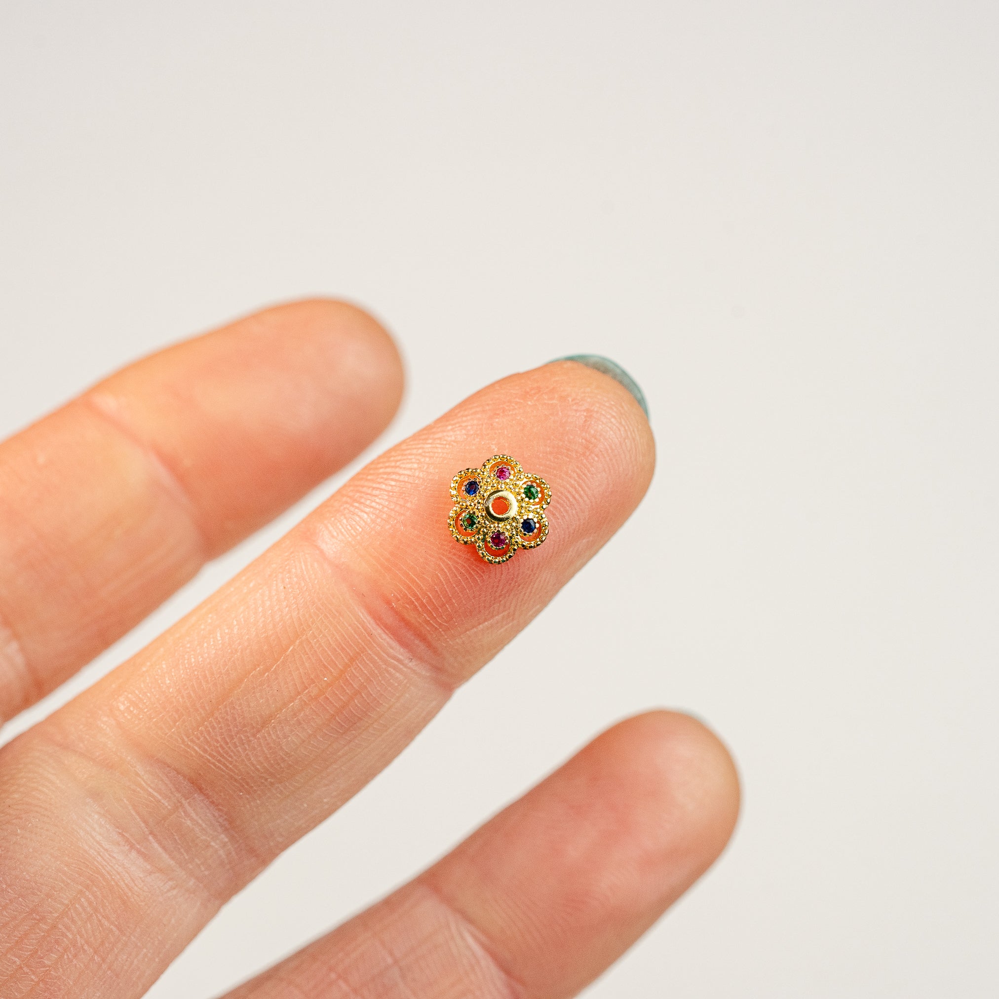 Coupelles fleurs en laiton plaqué or 18k et zirconium coloré de 8 mm ( lot de 2 )