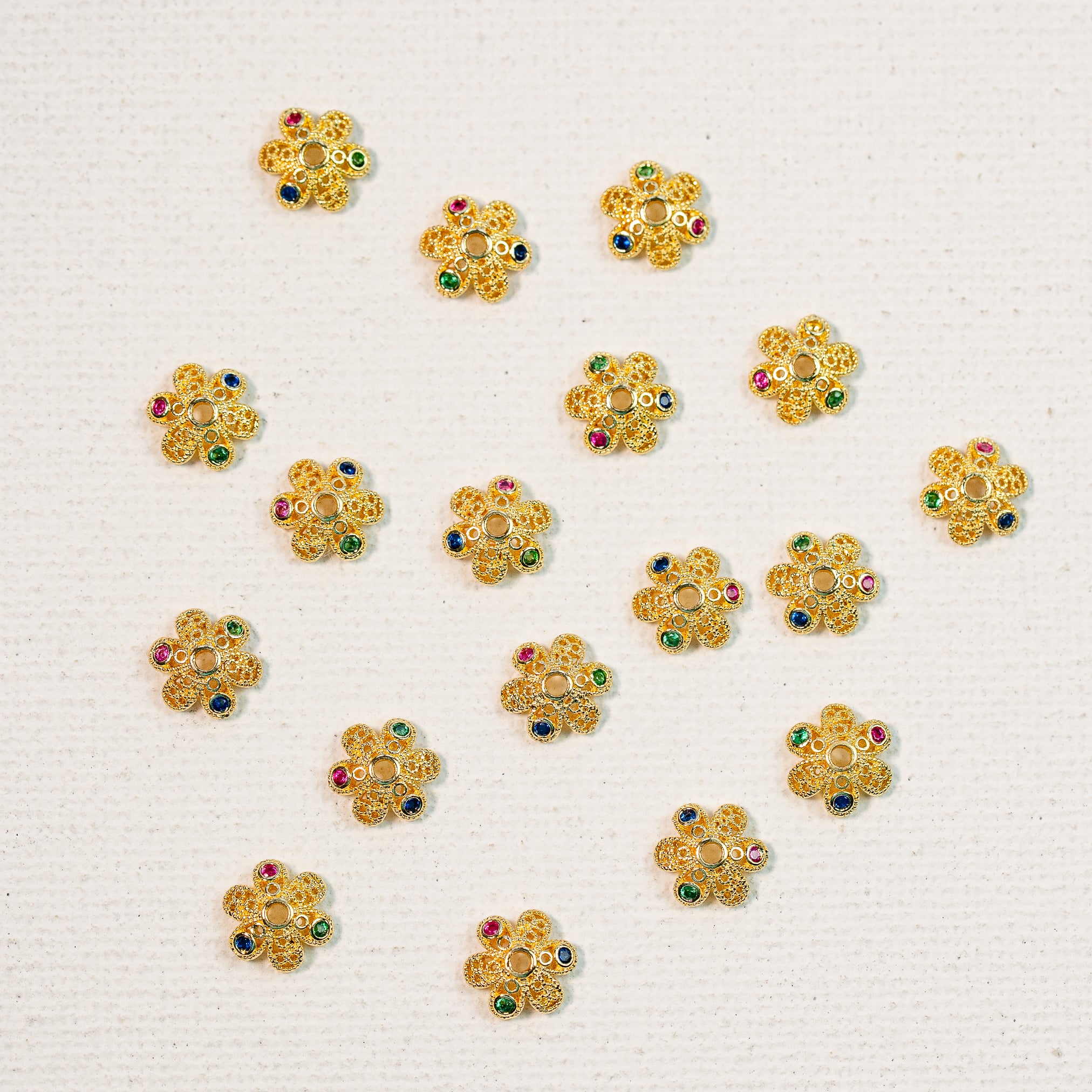 Coupelles fleurs en laiton plaqué or 18k et zirconium coloré de 8 mm ( lot de 2 )