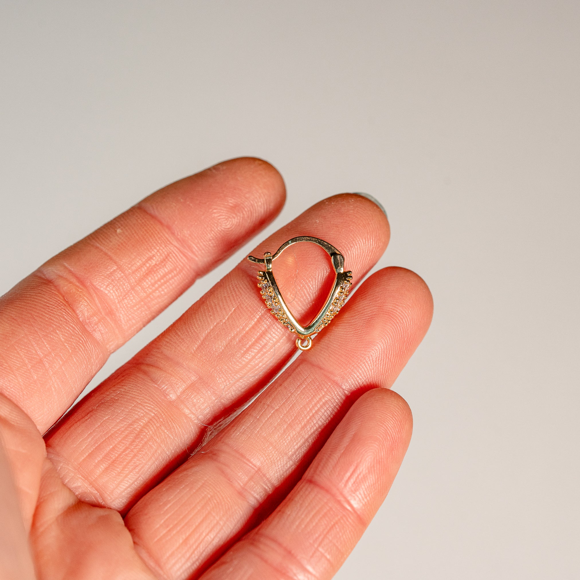 Créoles triangle en laiton plaqué or 18k et zirconium de 17 mm ( la paire )