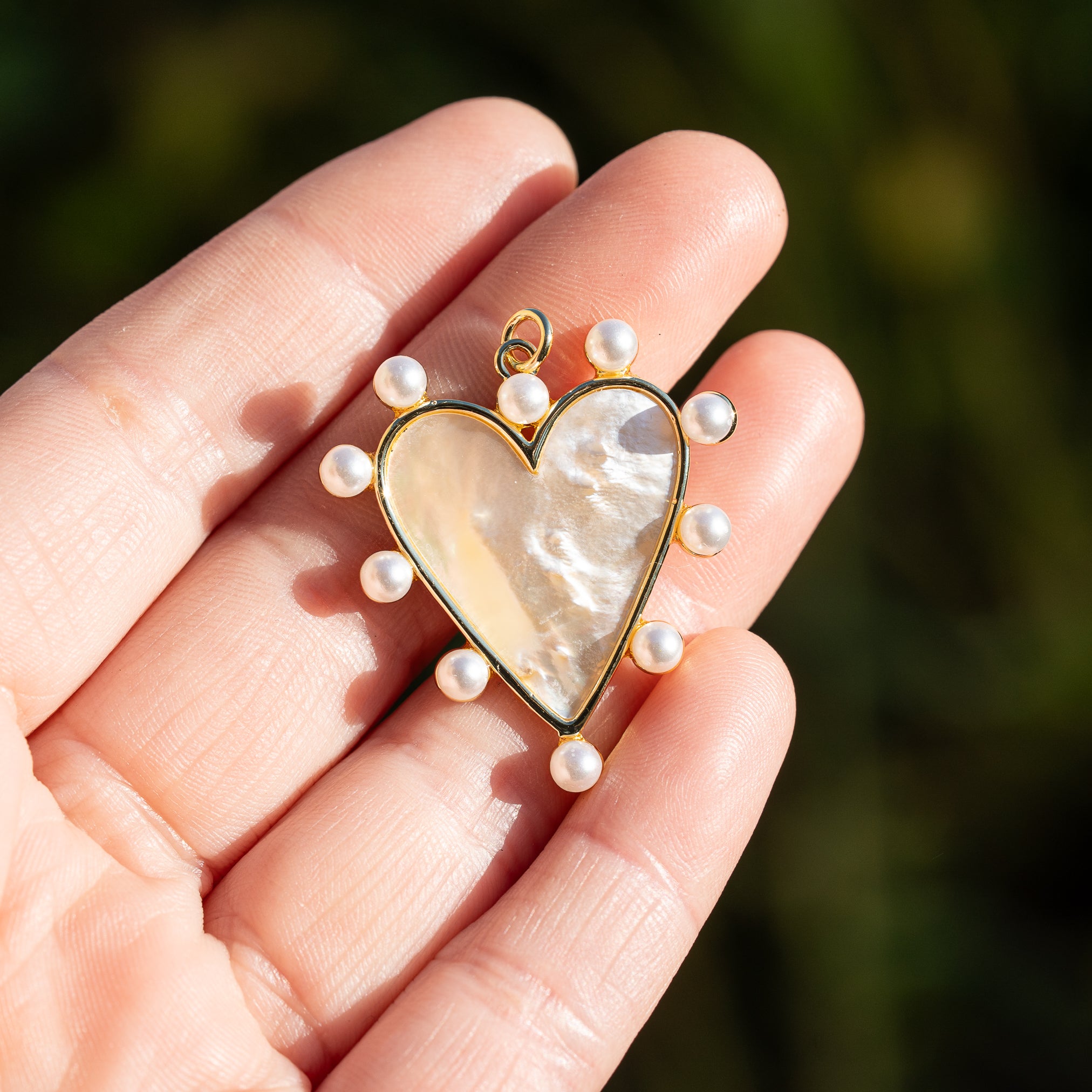 Breloques coeur en nacre et laiton plaqué or 18k de 35 mm ( à l&
