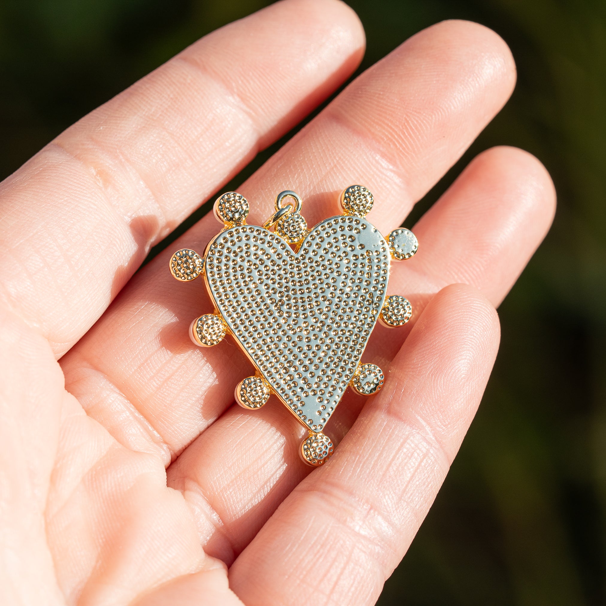 Breloques coeur en nacre et laiton plaqué or 18k de 35 mm ( à l&