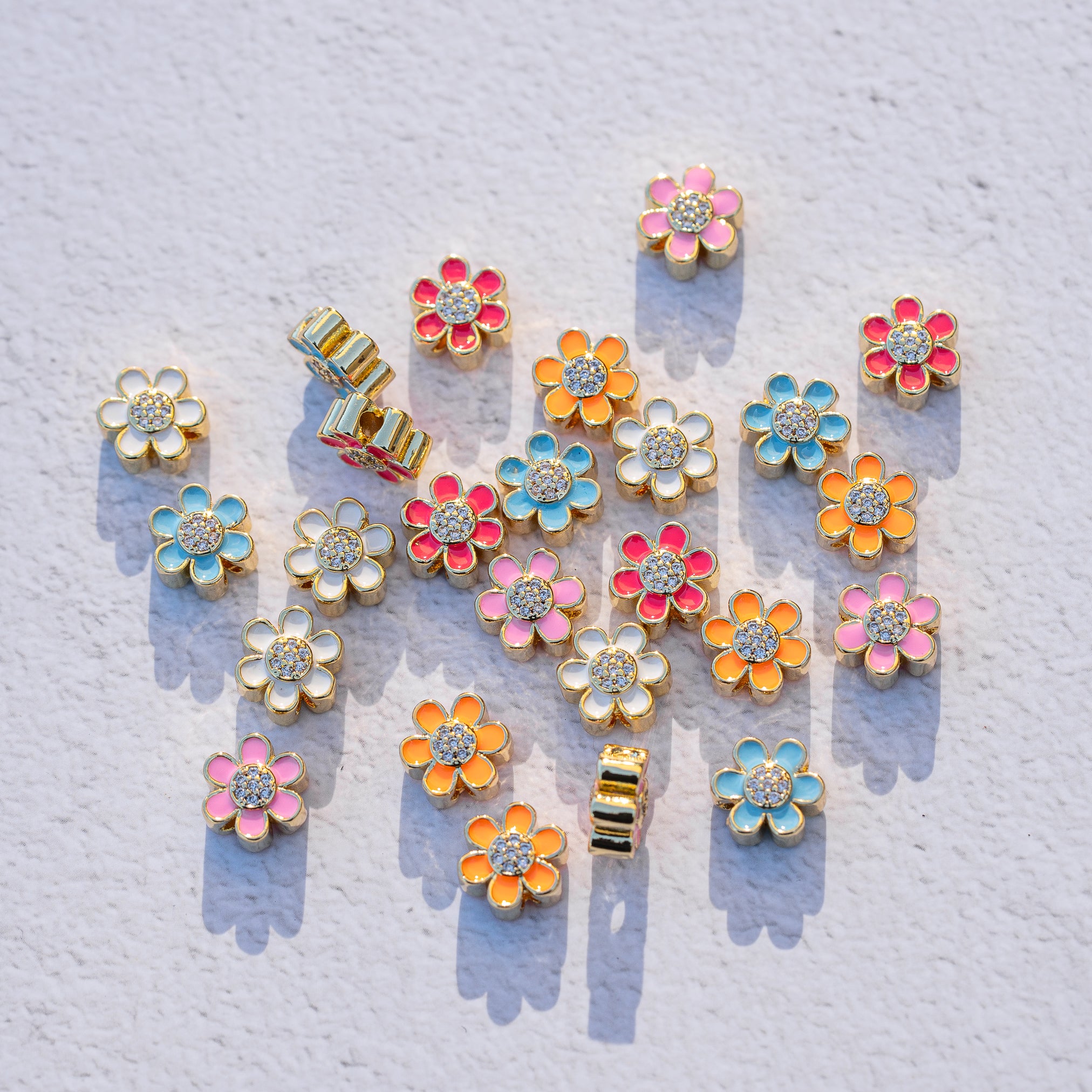 Perles fleurs émaillées en laiton plaqué or 18K et zirconium de 10 mm au choix ( à l&