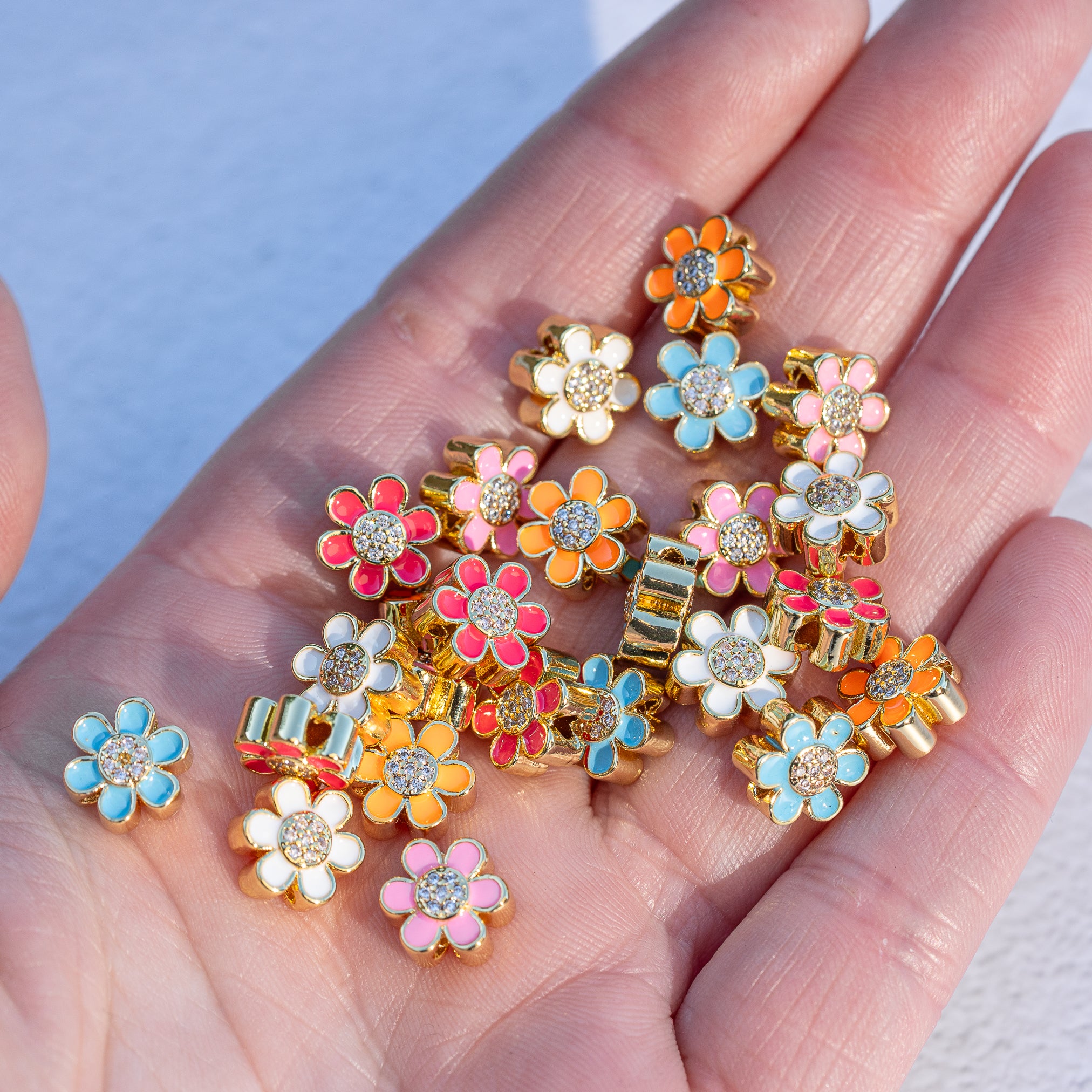 Perles fleurs émaillées en laiton plaqué or 18K et zirconium de 10 mm au choix ( à l&