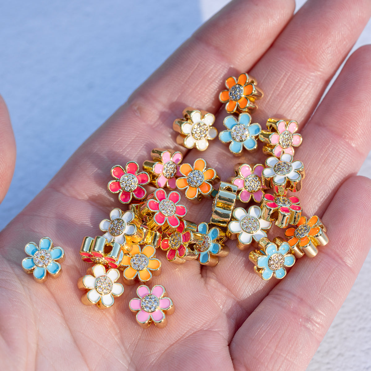 Perles fleurs émaillées en laiton plaqué or 18K et zirconium de 10 mm au choix ( à l&