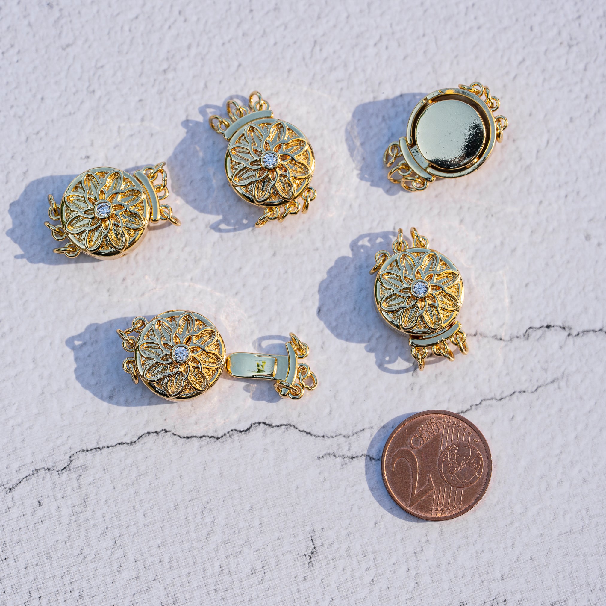 Fermoirs fleur 3 brins en laiton plaqué or 18k et zirconium de 21 mm ( à l&