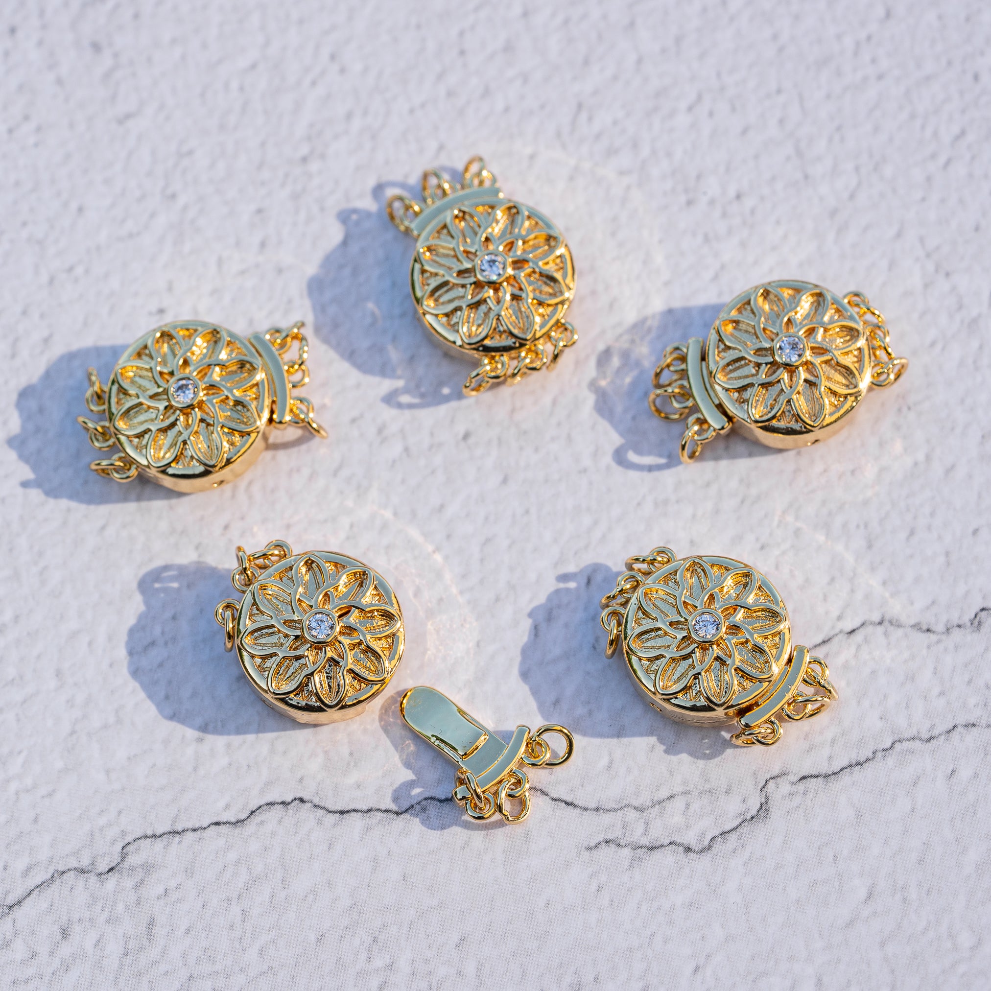 Fermoirs fleur 3 brins en laiton plaqué or 18k et zirconium de 21 mm ( à l&