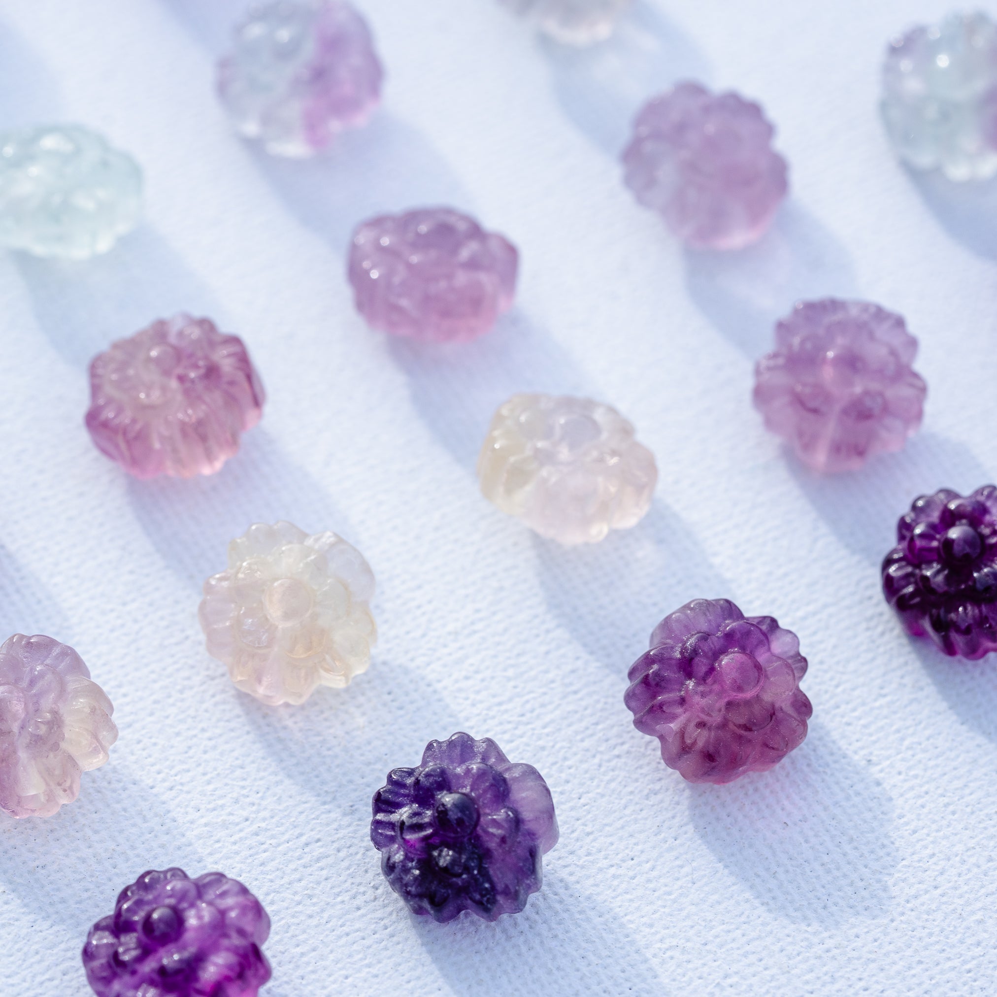 Perles sculptées fleur en Fluorite multicolore au choix de env 13/14 mm ( à l&