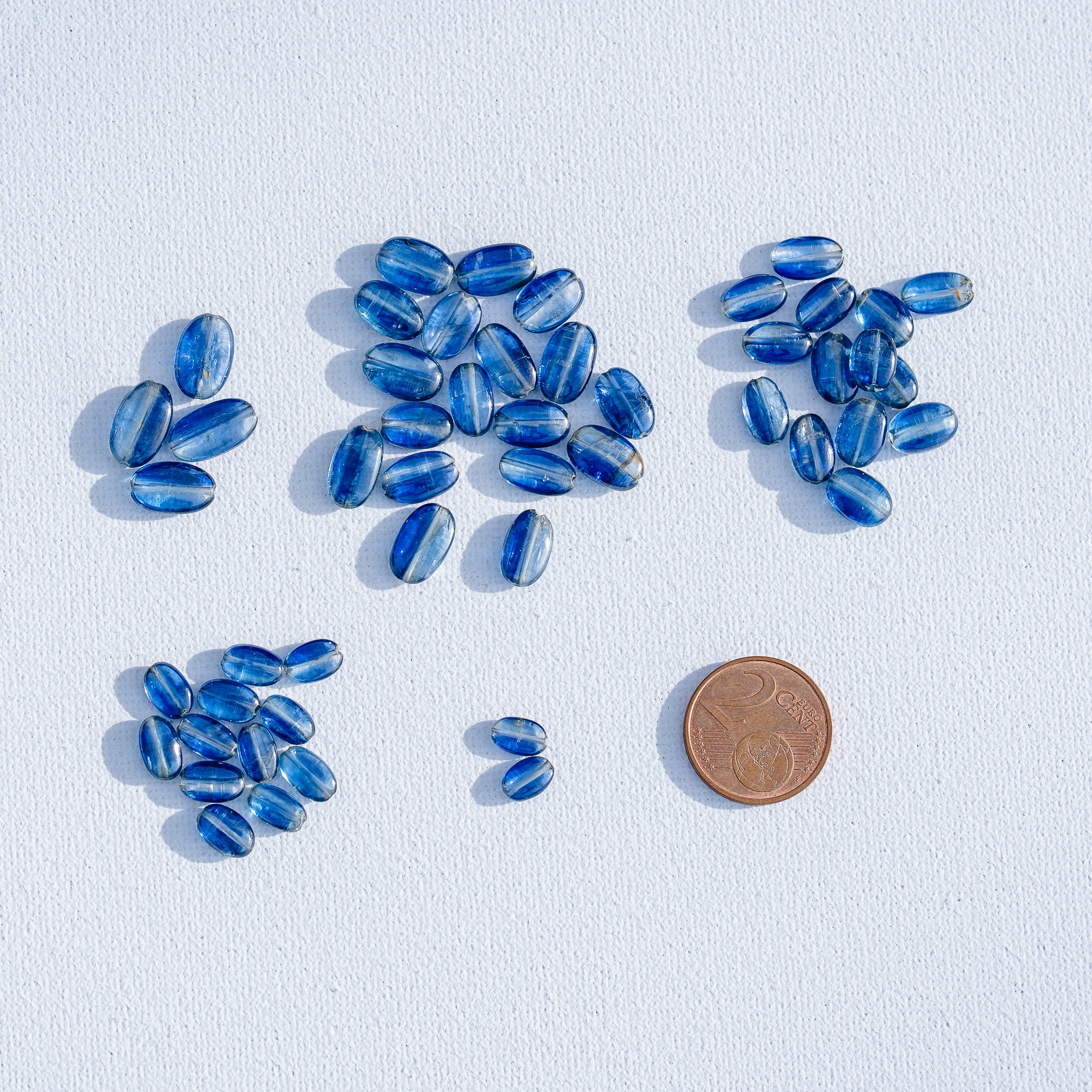 Perles ovales lisses de Cyanite bleue de env 7,5 à 12 mm ( à l&