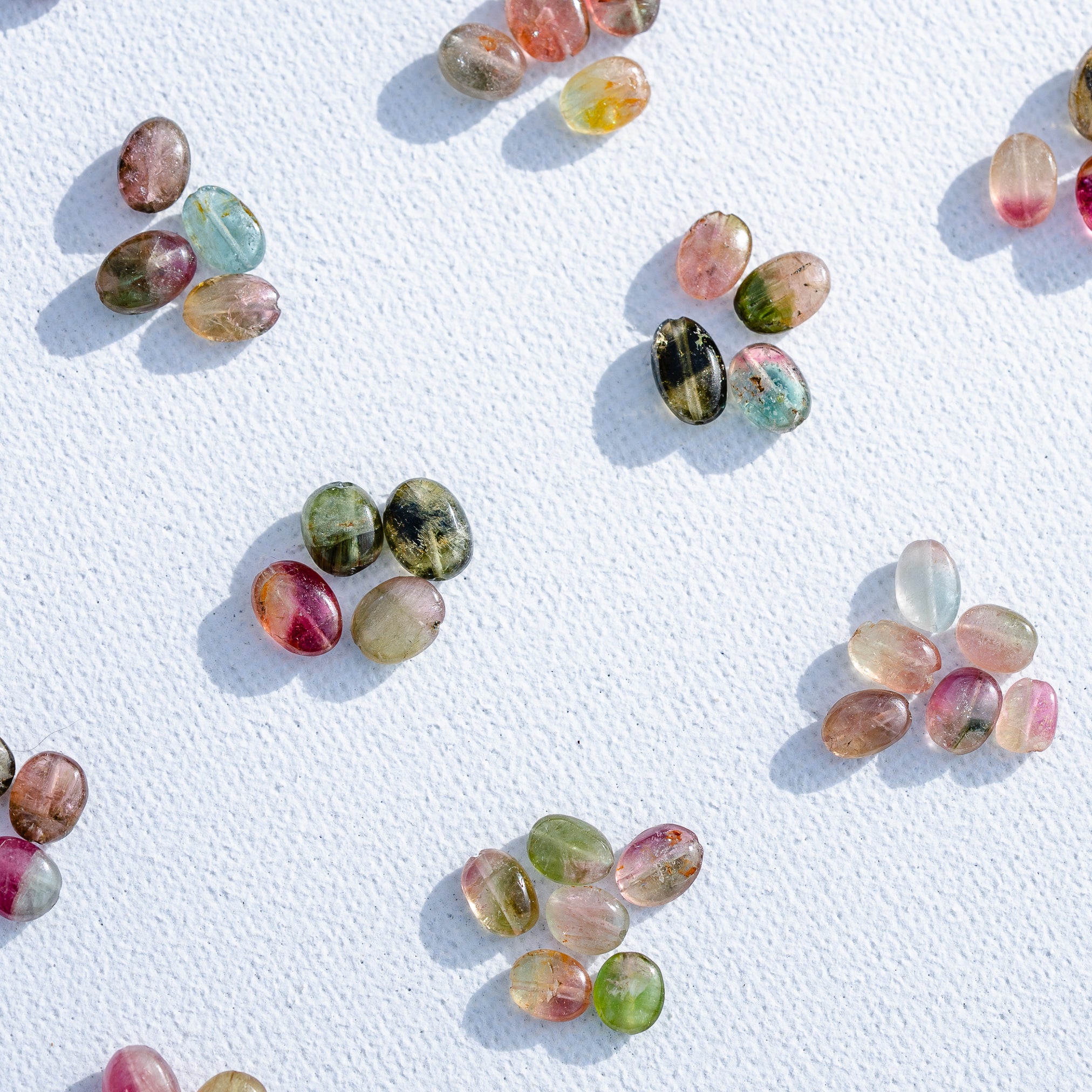 Perles ovales lisses de Tourmaline multicolore đ de 5 Ă 10 mm ( en petits lots de 2/4/6 perles )