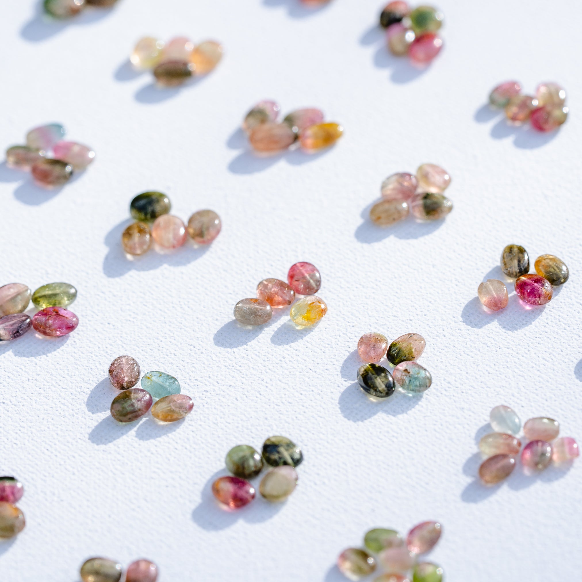 Perles ovales lisses de Tourmaline multicolore đ de 5 Ă 10 mm ( en petits lots de 2/4/6 perles )