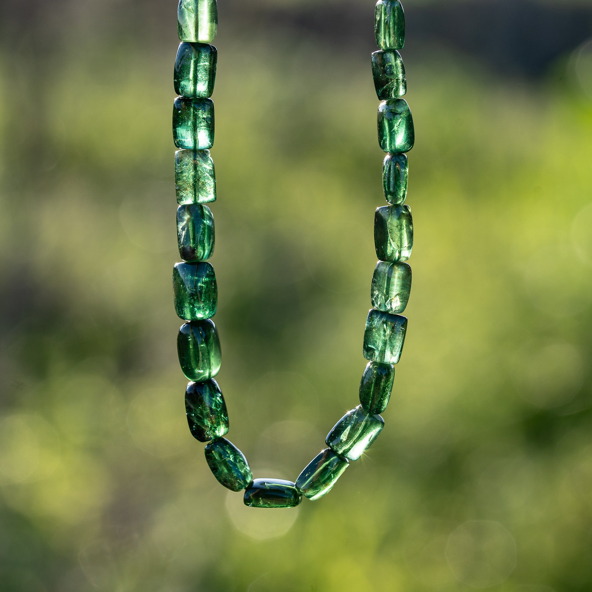 Perles rectangles lisses en Apatite verte đ de env 7,5 Ă 9 mm ( lot de 2 perles )