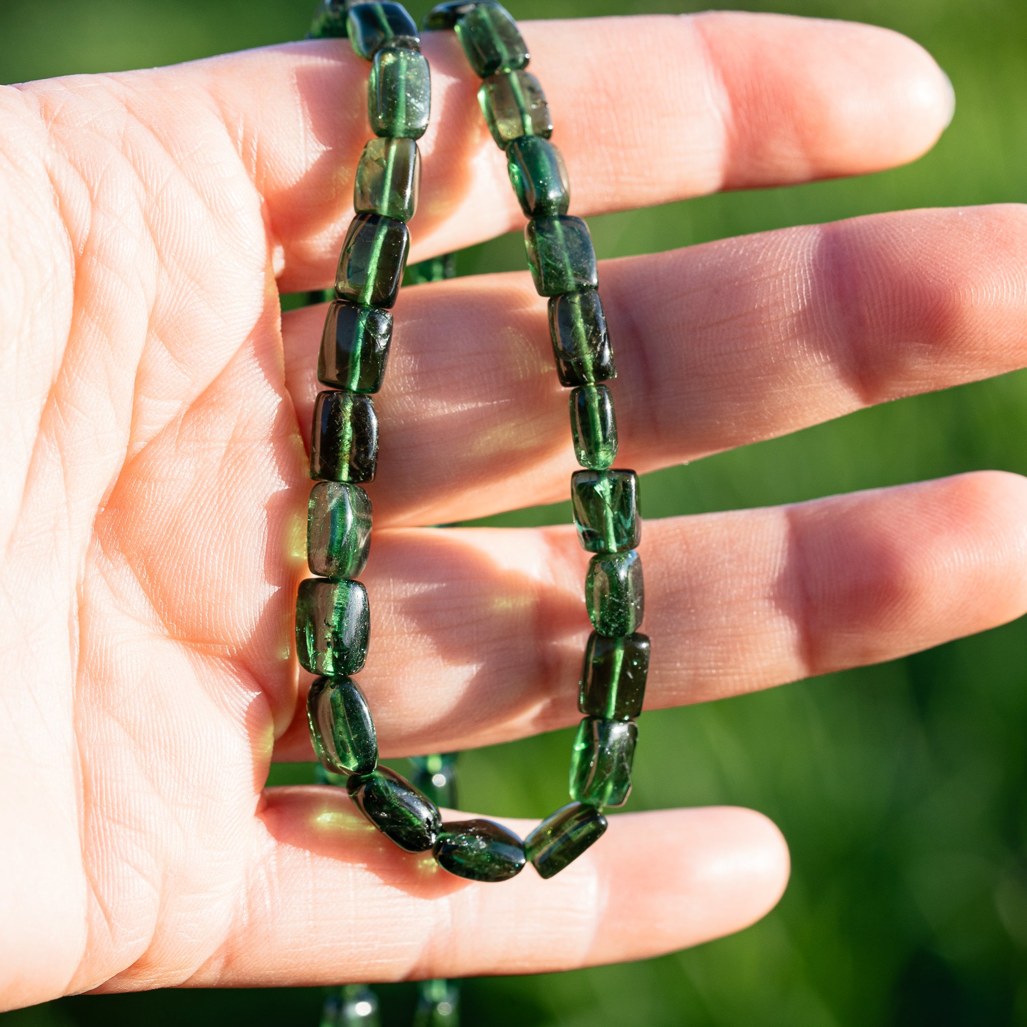 Perles rectangles lisses en Apatite verte đ de env 7,5 Ă 9 mm ( lot de 2 perles )