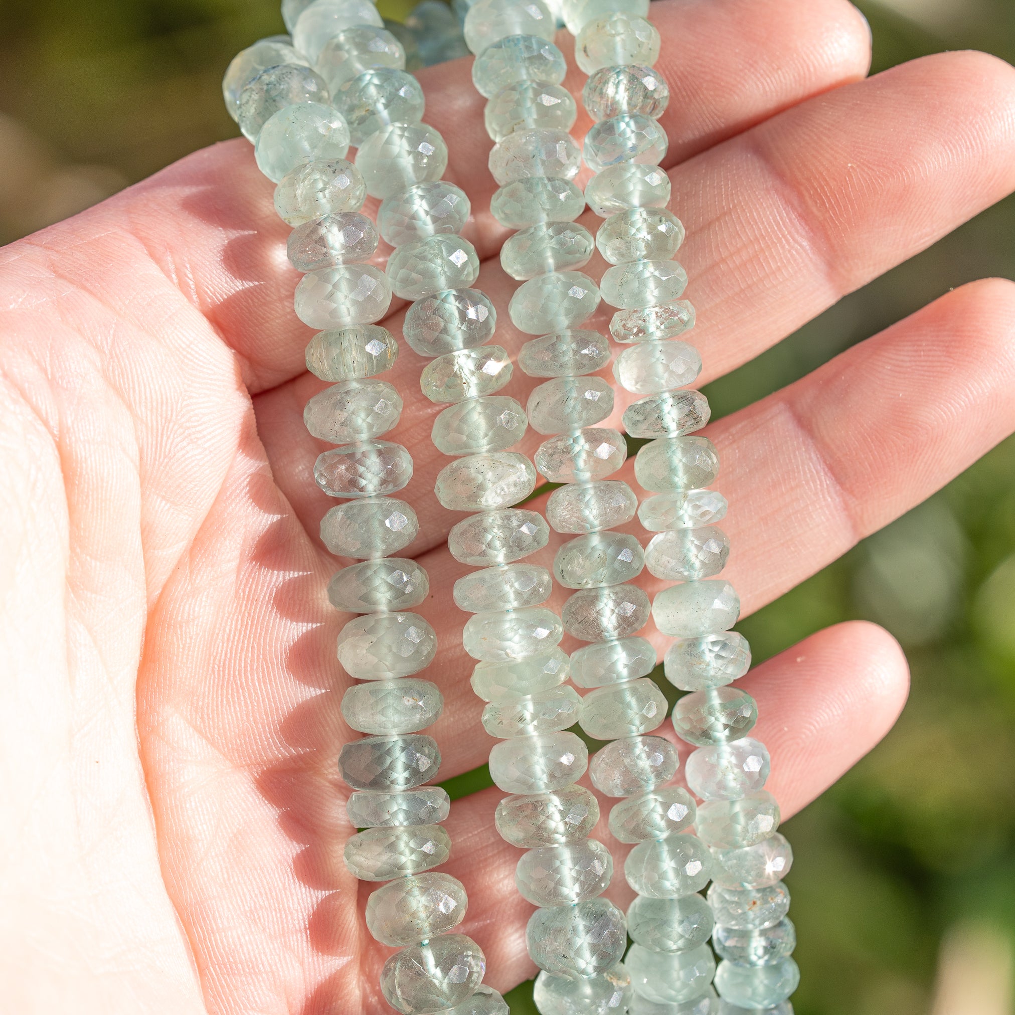 Fil de 25 cm de perles rondelles facettes en Aigue-marine de env 7/9,5 x 3,5/6 mm