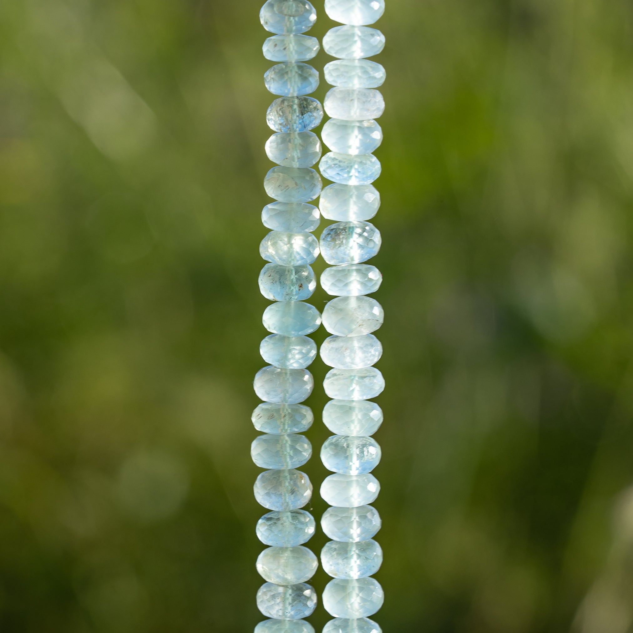 Fil de 25 cm de perles rondelles facettes en Aigue-marine de env 7/9,5 x 3,5/6 mm