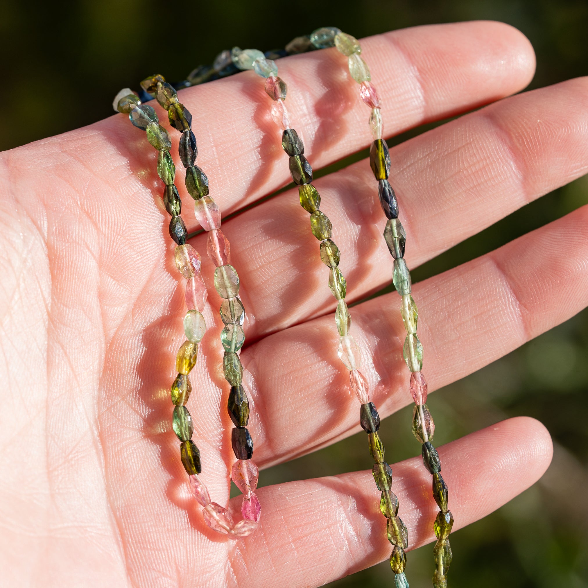 Fil de env 46 cm de perles ovales facettes de Tourmaline multicolore de env 5 à 7 mm