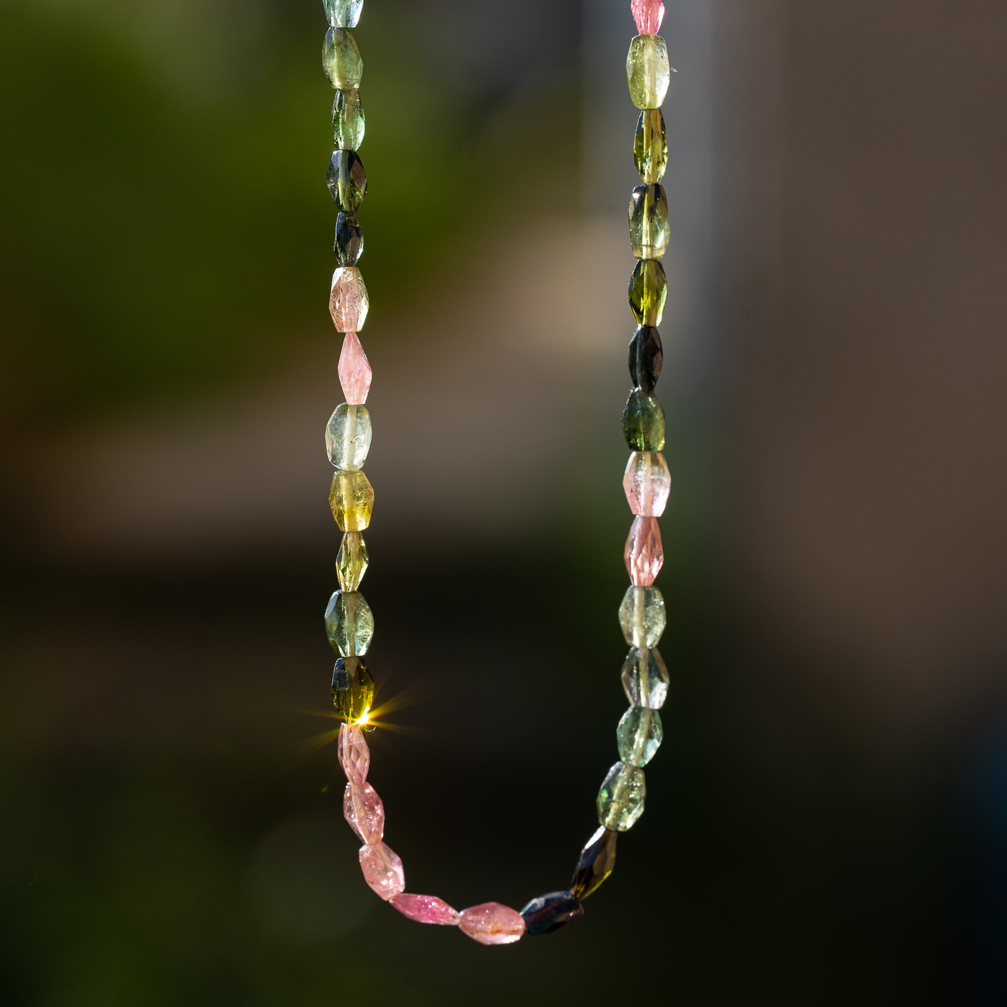 Fil de env 46 cm de perles ovales facettes de Tourmaline multicolore de env 5 à 7 mm