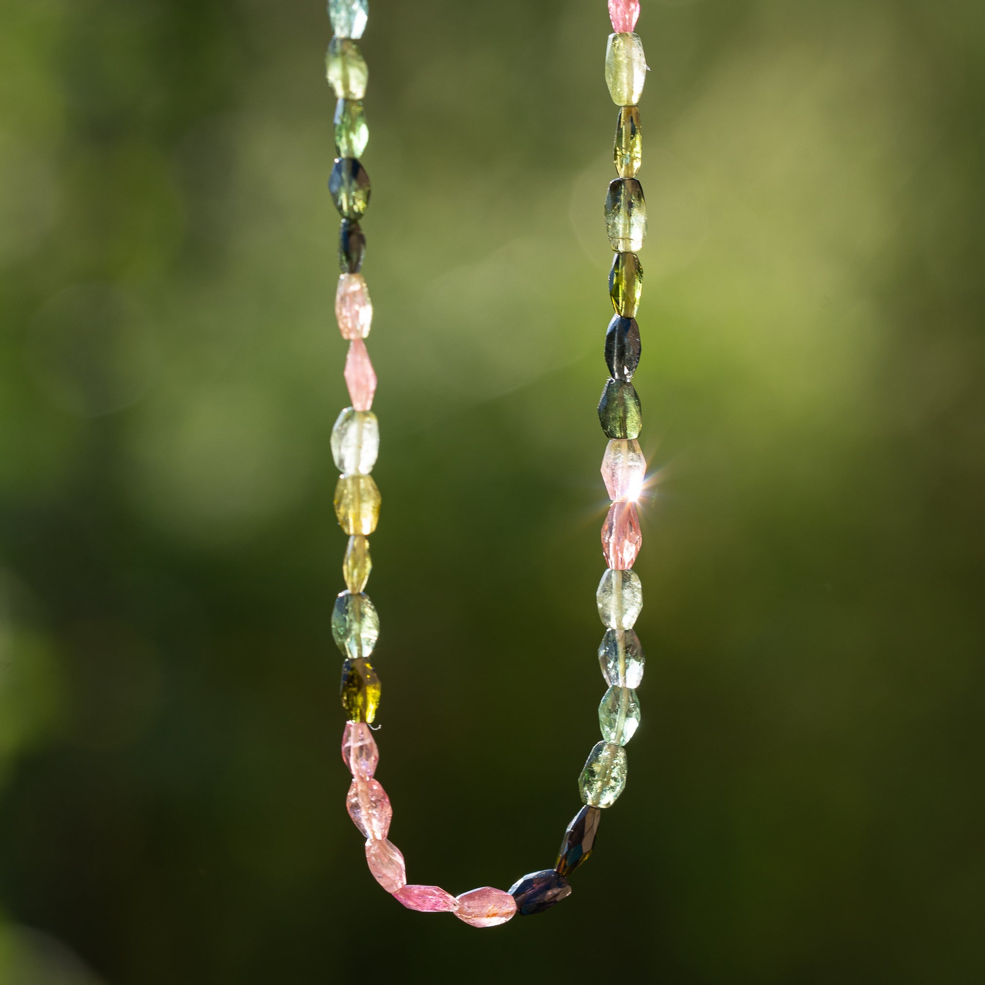 Fil de env 46 cm de perles ovales facettes de Tourmaline multicolore de env 5 à 7 mm