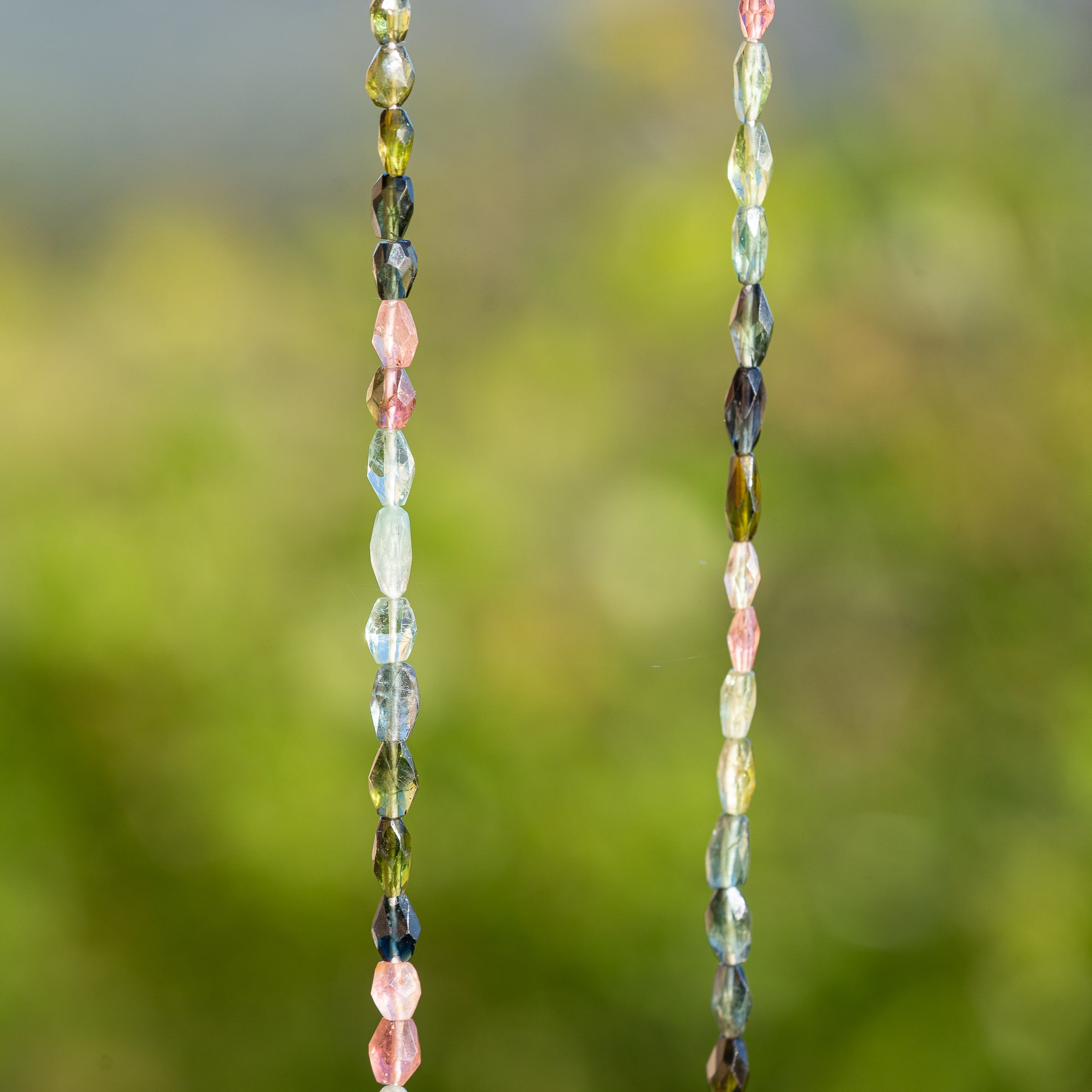 Fil de env 46 cm de perles ovales facettes de Tourmaline multicolore de env 5 à 7 mm