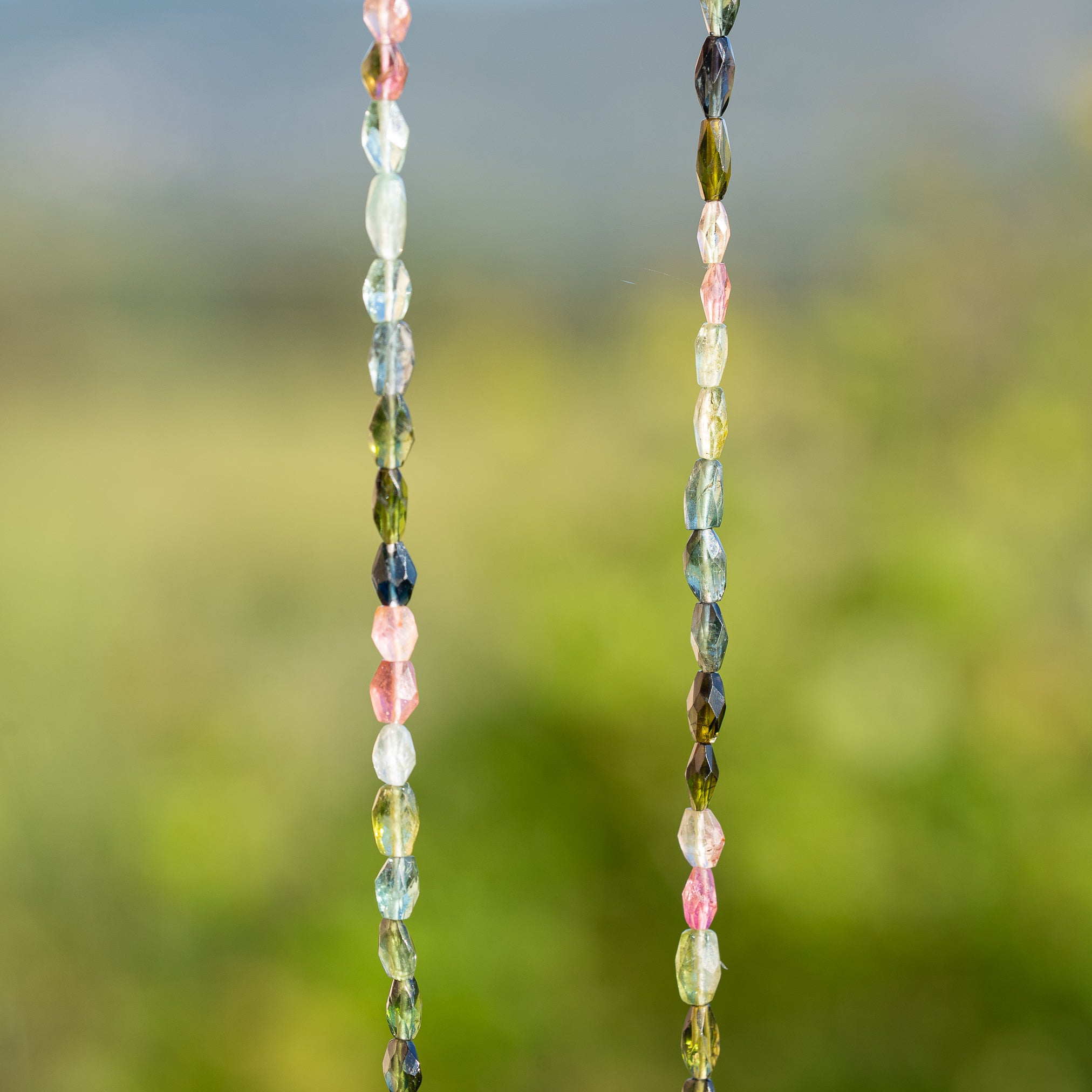 Fil de env 46 cm de perles ovales facettes de Tourmaline multicolore de env 5 à 7 mm