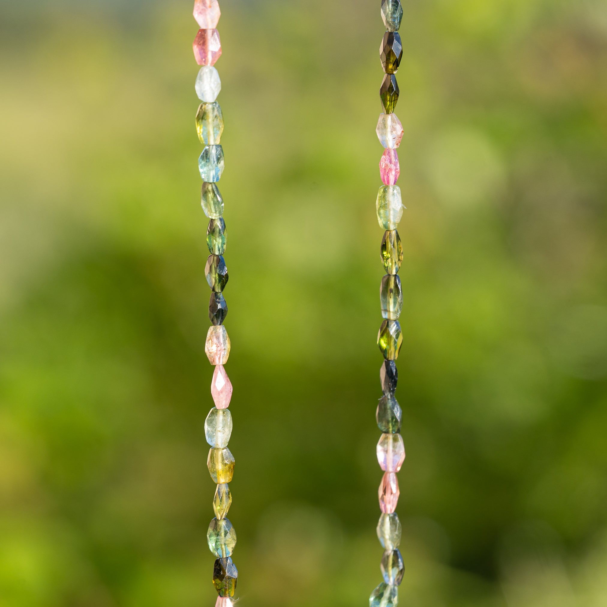 Fil de env 46 cm de perles ovales facettes de Tourmaline multicolore de env 5 à 7 mm