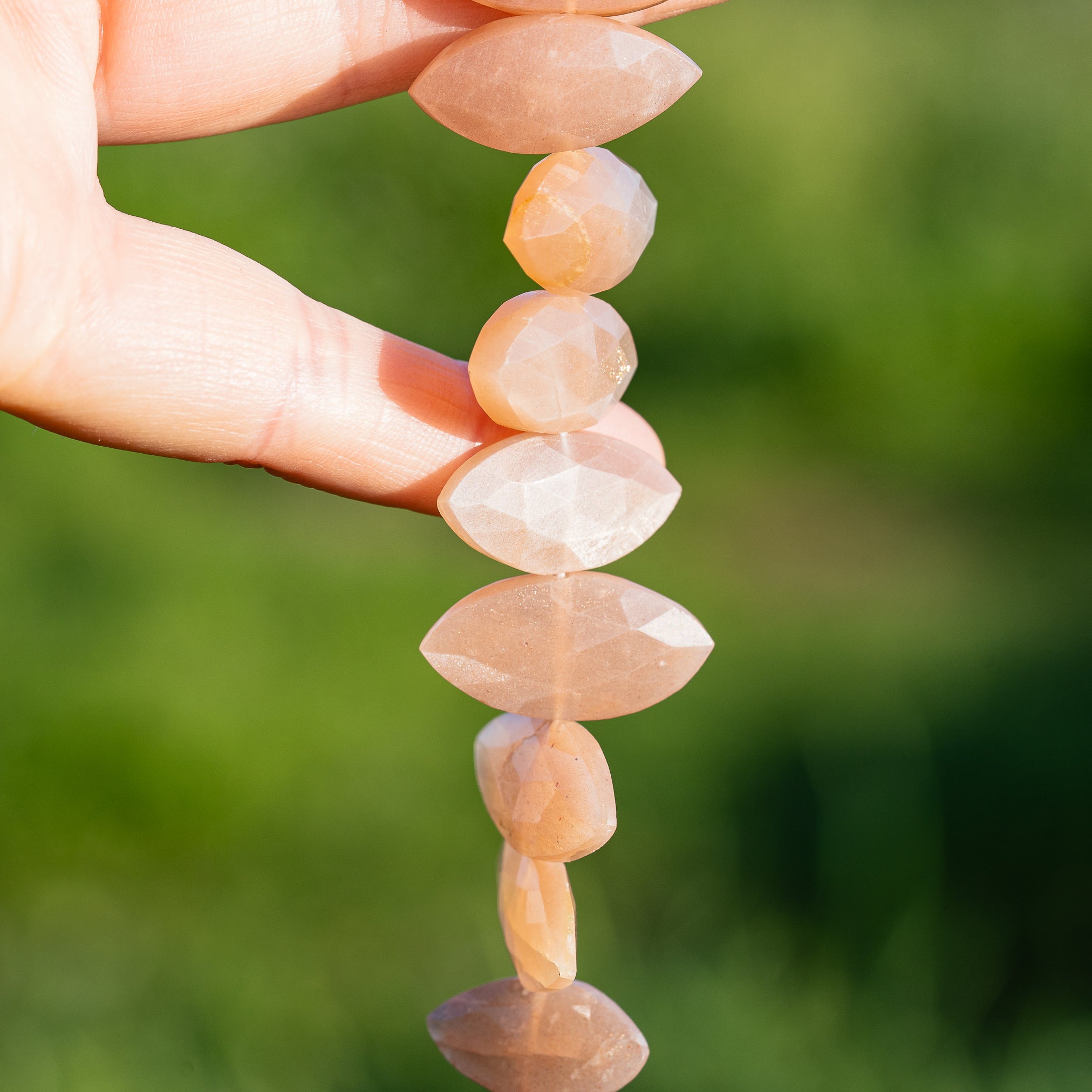 Perles ovoïdes facettes en Pierre de lune rose de env 17 à 30 mm ( à l&