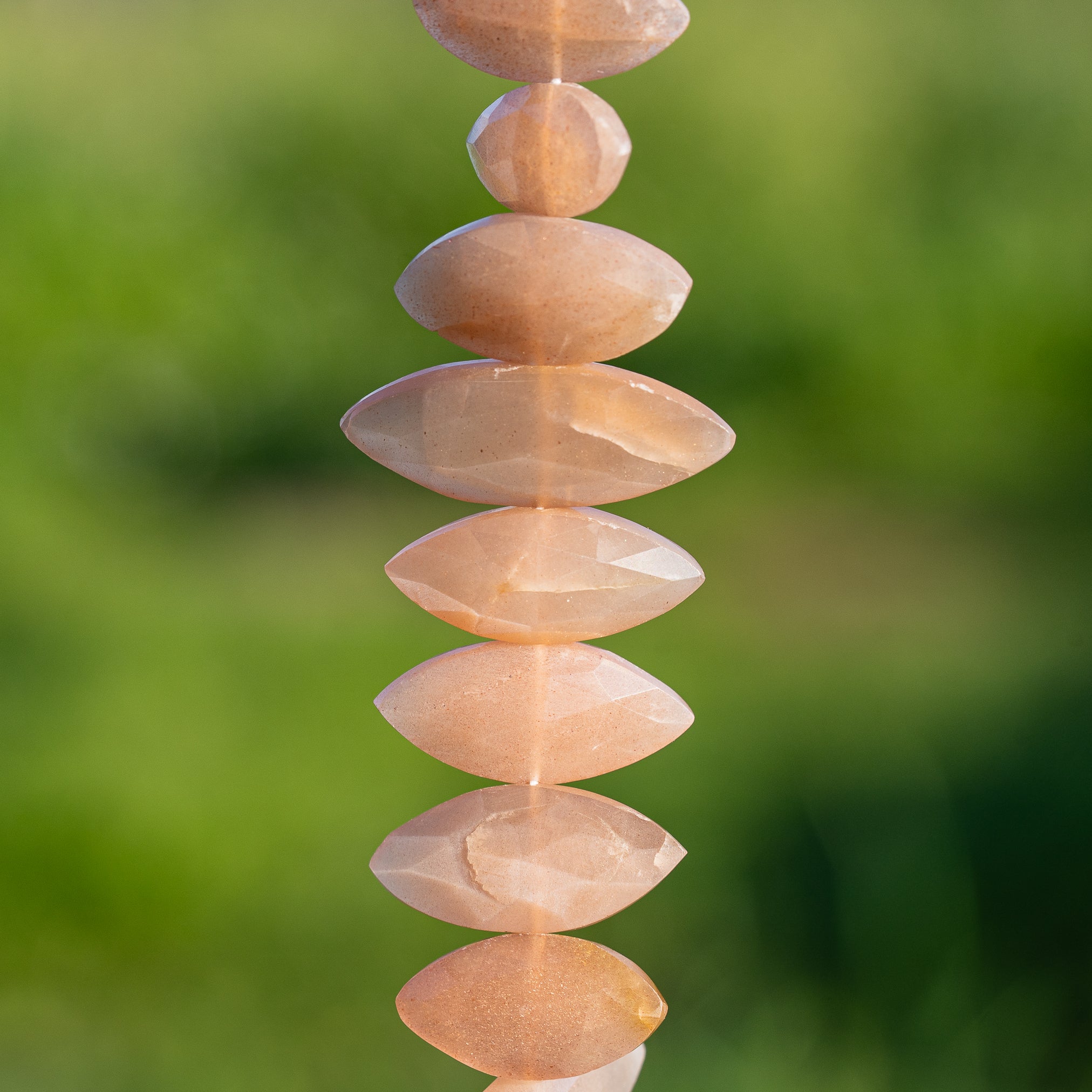 Perles ovoïdes facettes en Pierre de lune rose de env 17 à 30 mm ( à l&