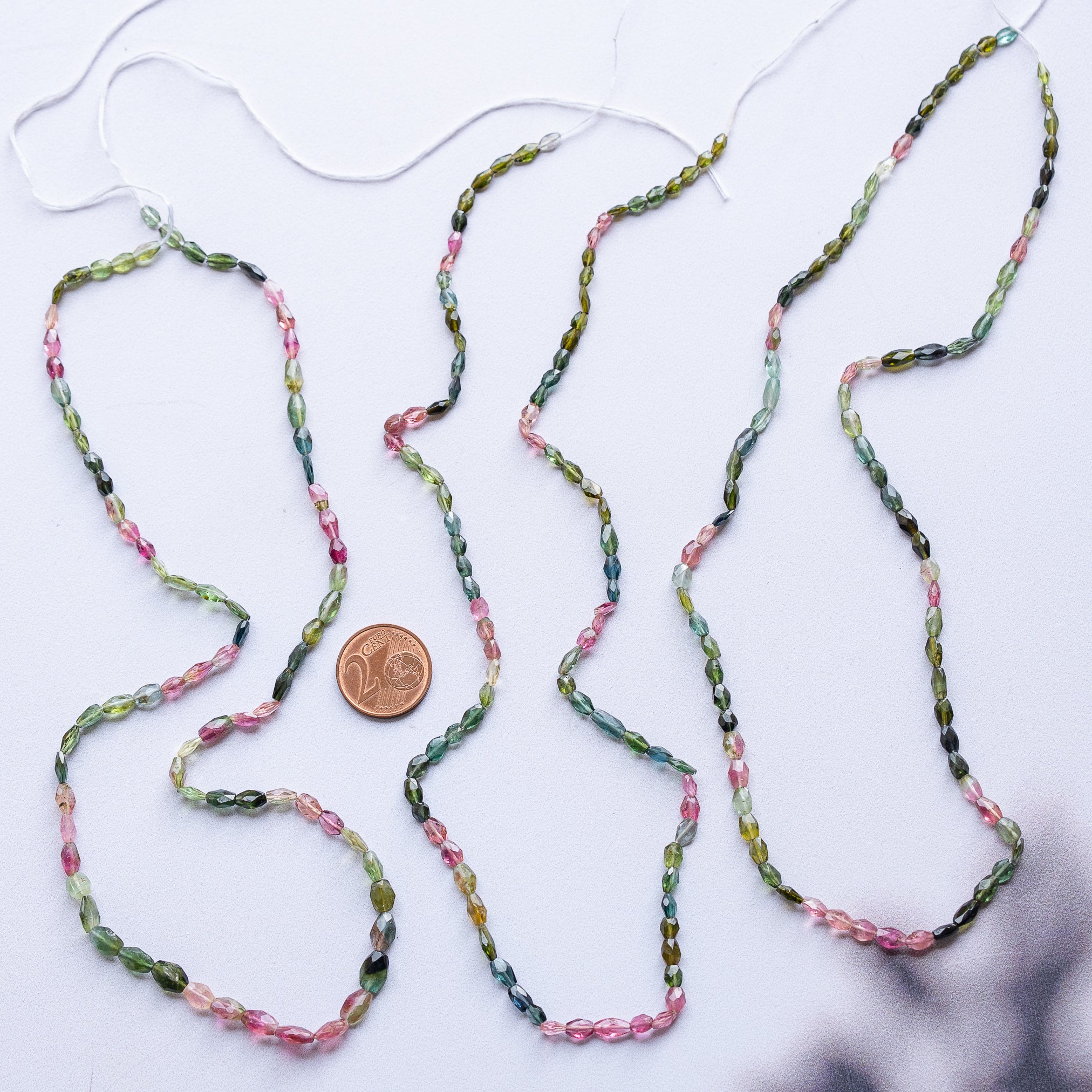 Fil de env 46 cm de perles ovales facettes de Tourmaline multicolore de env 5 à 7 mm