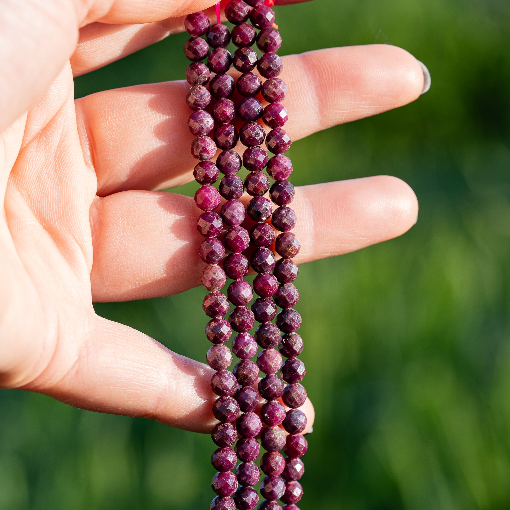 Perles rondes facettes de Rubis de 5 mm ( rang ou 1/2 rang )