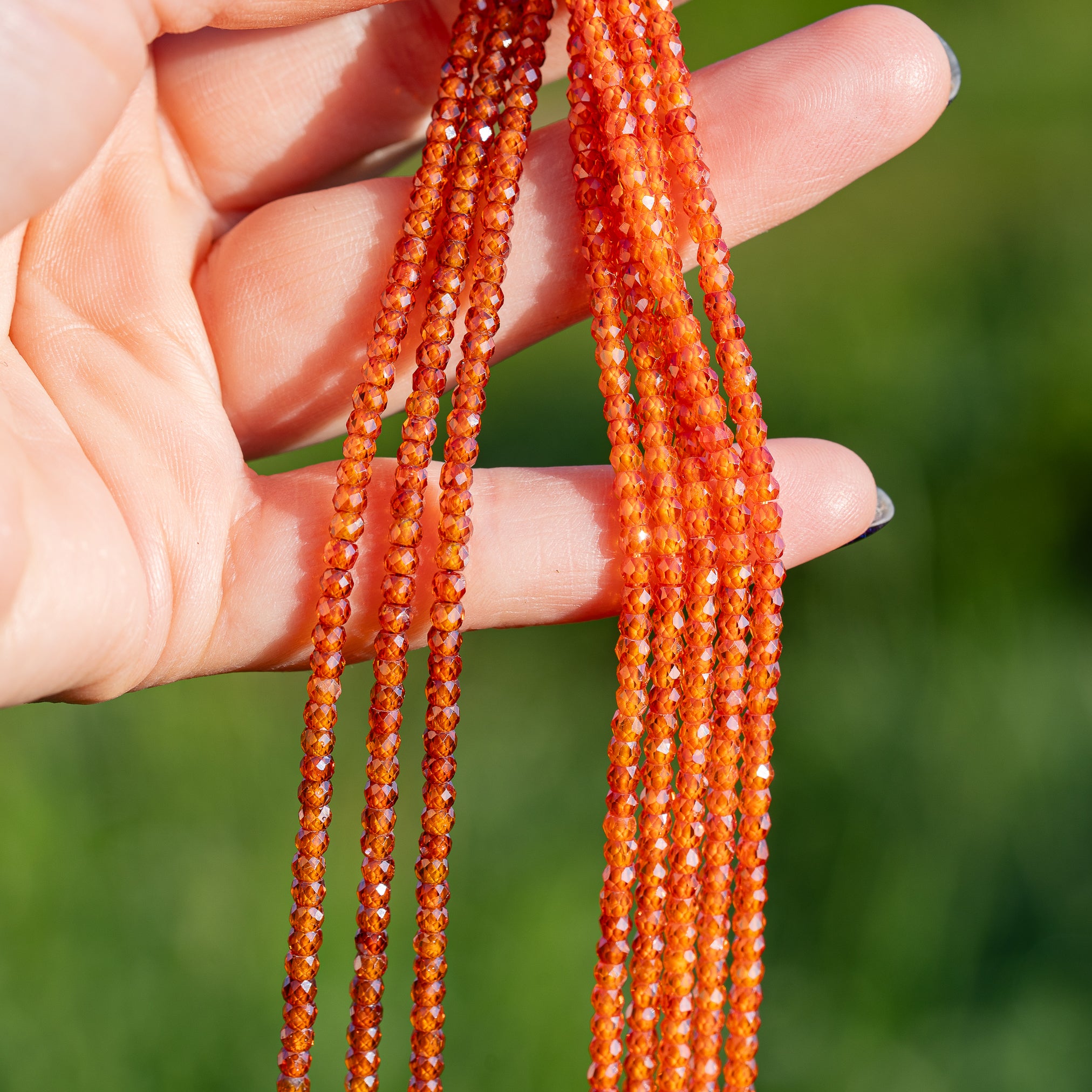 Perles rondelles facettes de zirconium cuivré ou orange vif de 3 x 2 mm ( 1/2 rang de env 80 perles )