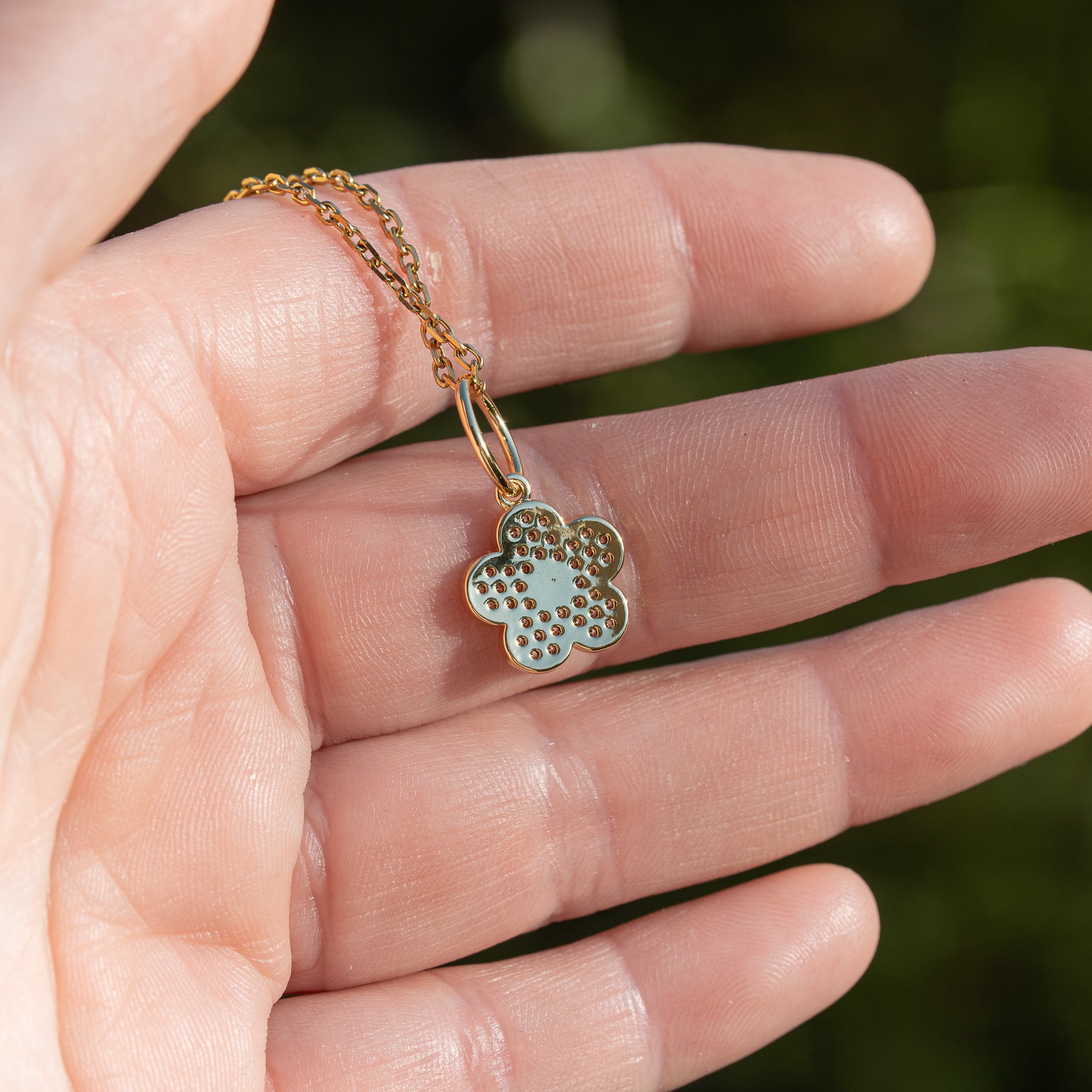 Breloques fleurs en laiton plaqué or 18k et zirconium de 15 mm ( à l&