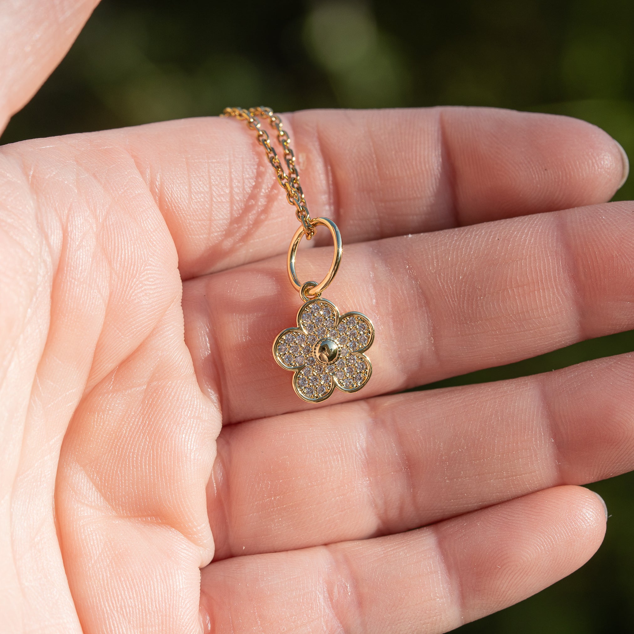 Breloques fleurs en laiton plaqué or 18k et zirconium de 15 mm ( à l&