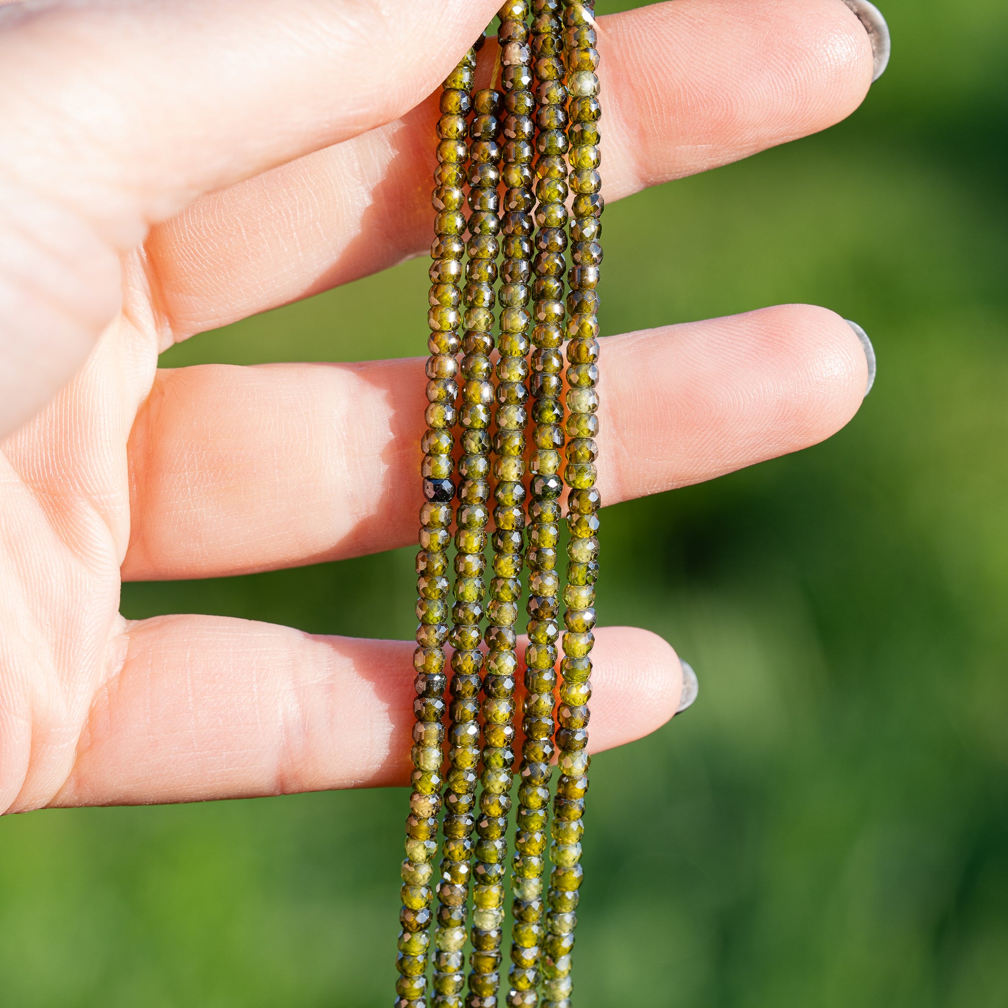 Perles rondelles facettes de zirconium vert forêt de 3 x 2 mm ( 1/2 rang de env 80 perles )