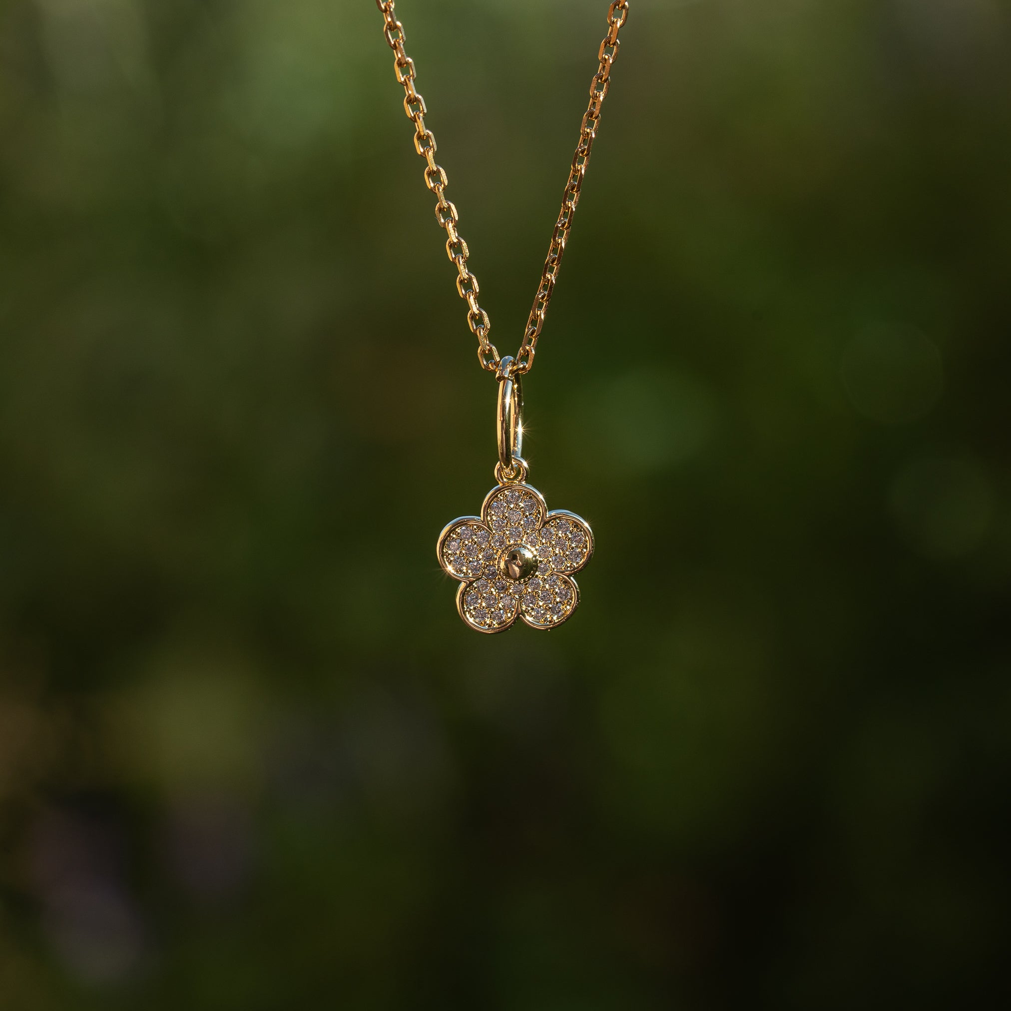 Breloques fleurs en laiton plaqué or 18k et zirconium de 15 mm ( à l&