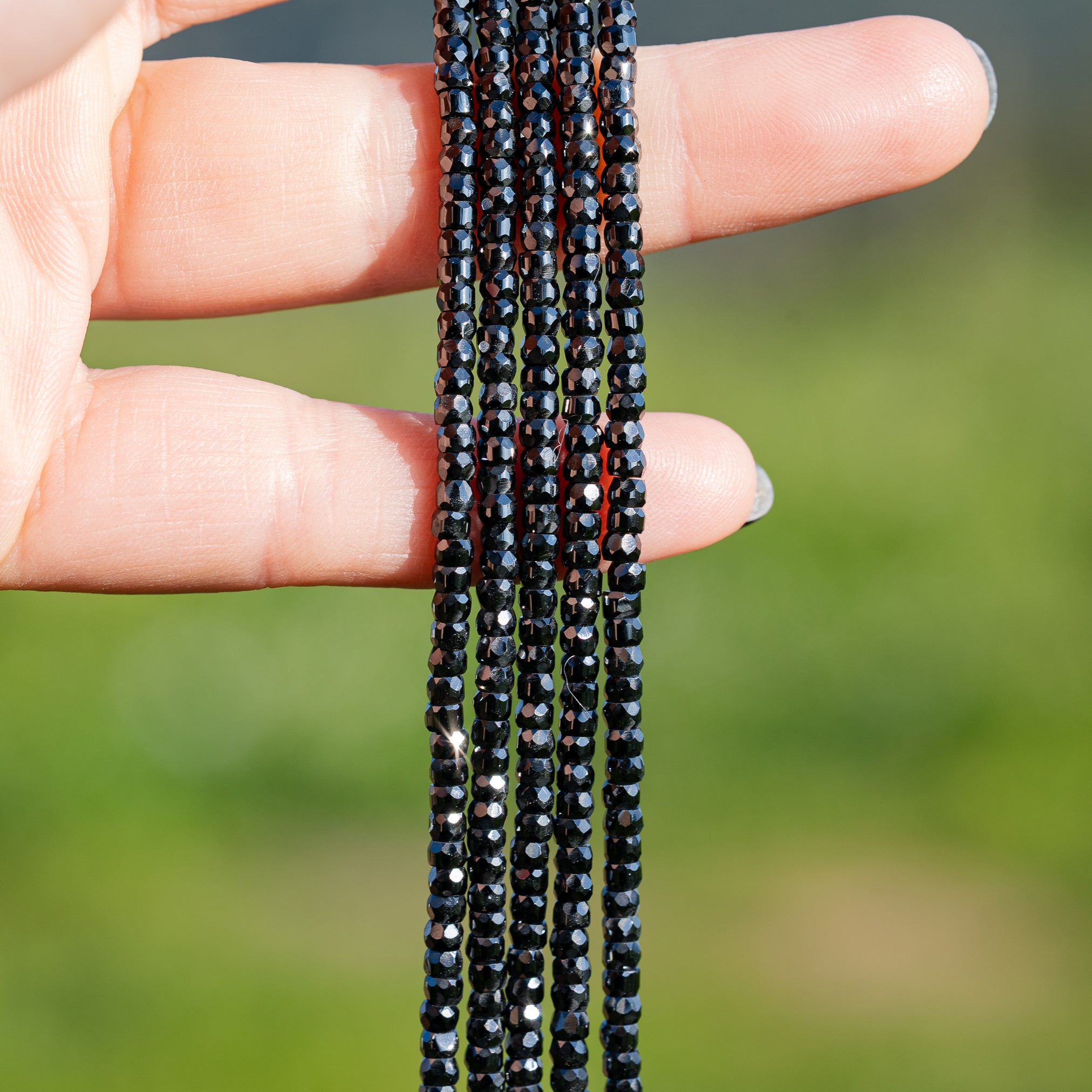 Perles rondelles facettes de zirconium noir de 3 x 2 mm ( 1/2 rang de env 80 perles )
