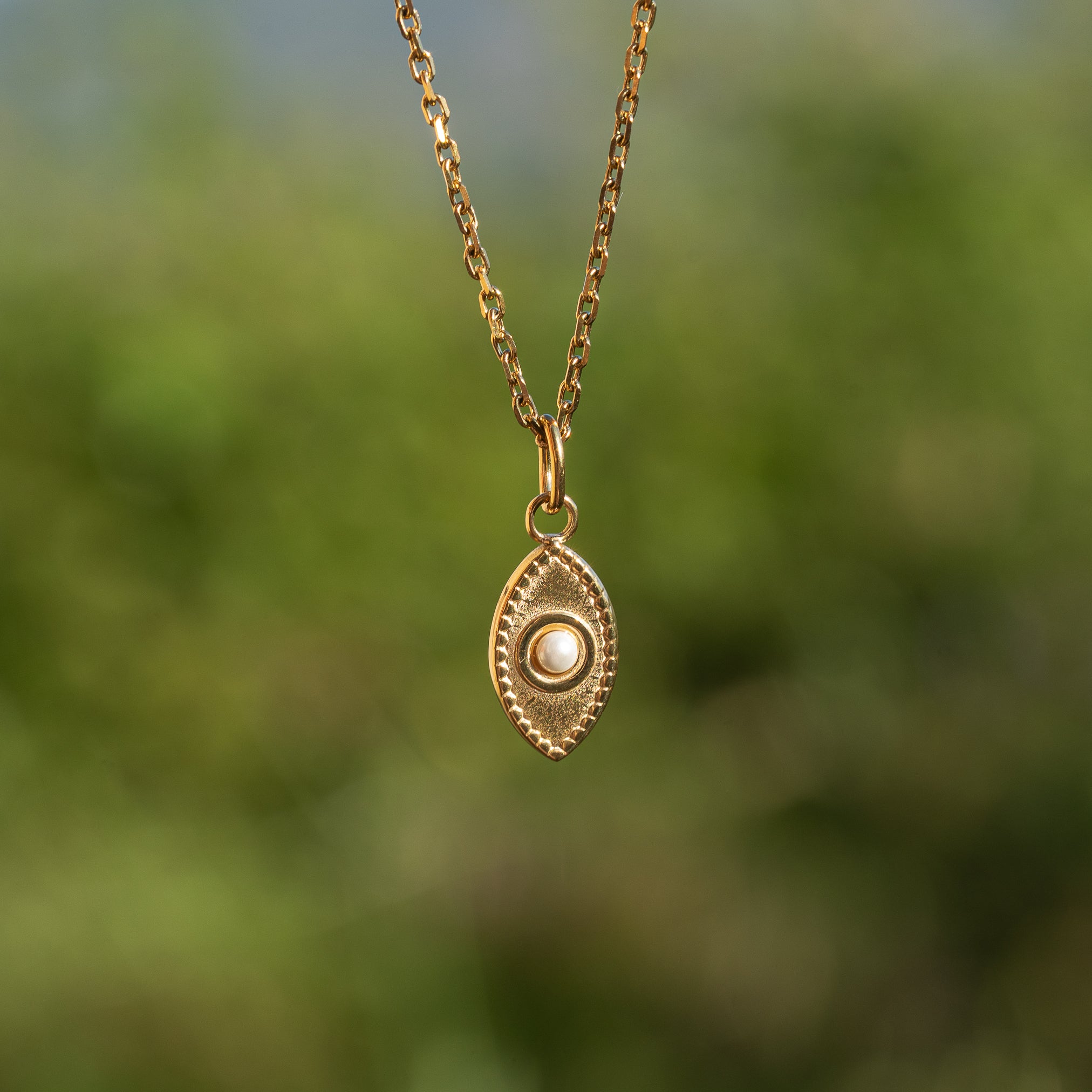Breloques oeil/navette en nacre et acier inox plaqué or 14k de 19,5 mm ( à l&