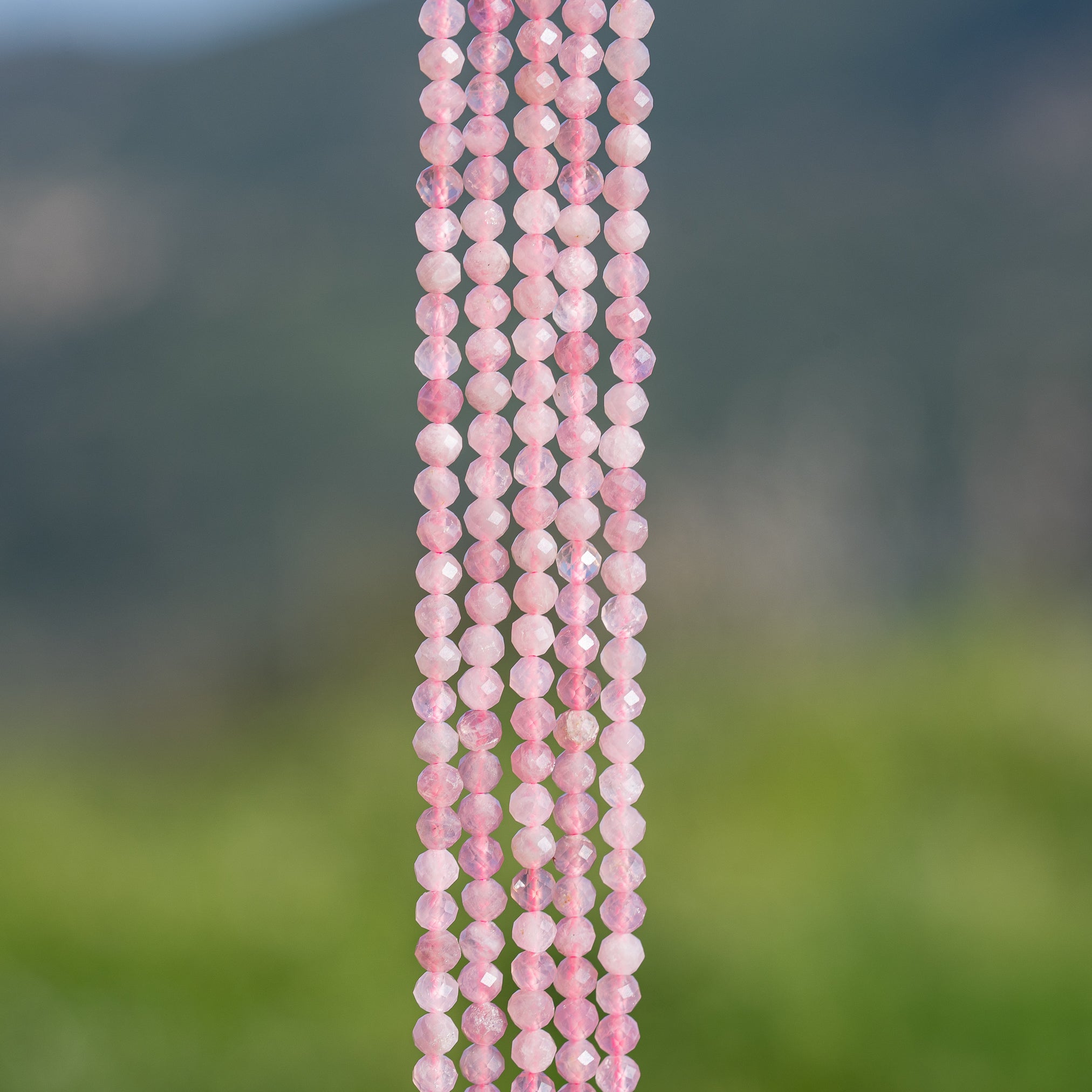 Perles rondes facettes de Quartz rose de Madagascar de 4 mm ( rang de env 104 perles )