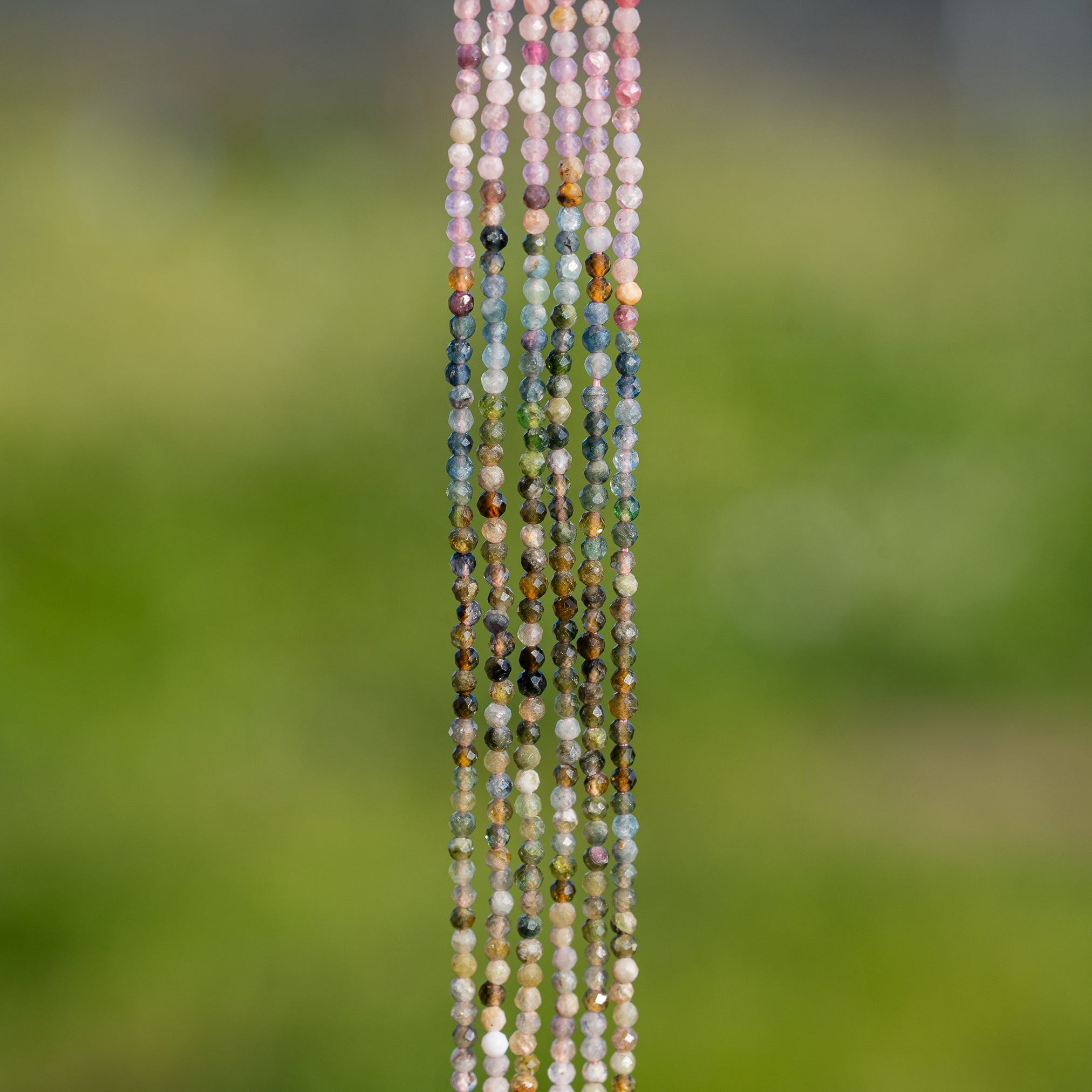 Petites perles rondes facettes de Tourmaline multicolore de 2 mm ( rang de env 200 perles )
