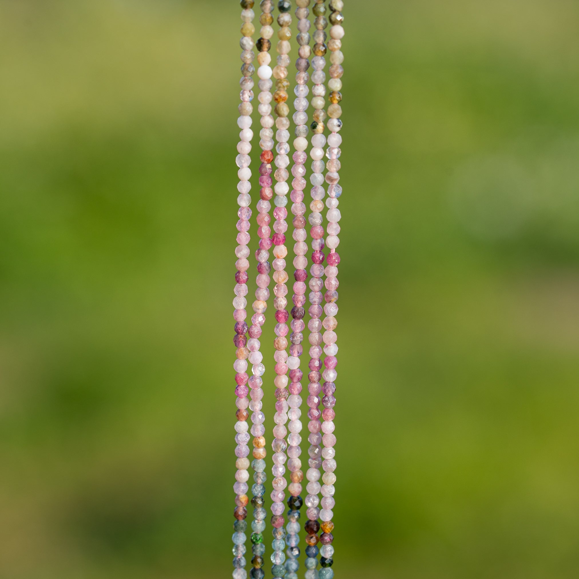 Petites perles rondes facettes de Tourmaline multicolore de 2 mm ( rang de env 200 perles )