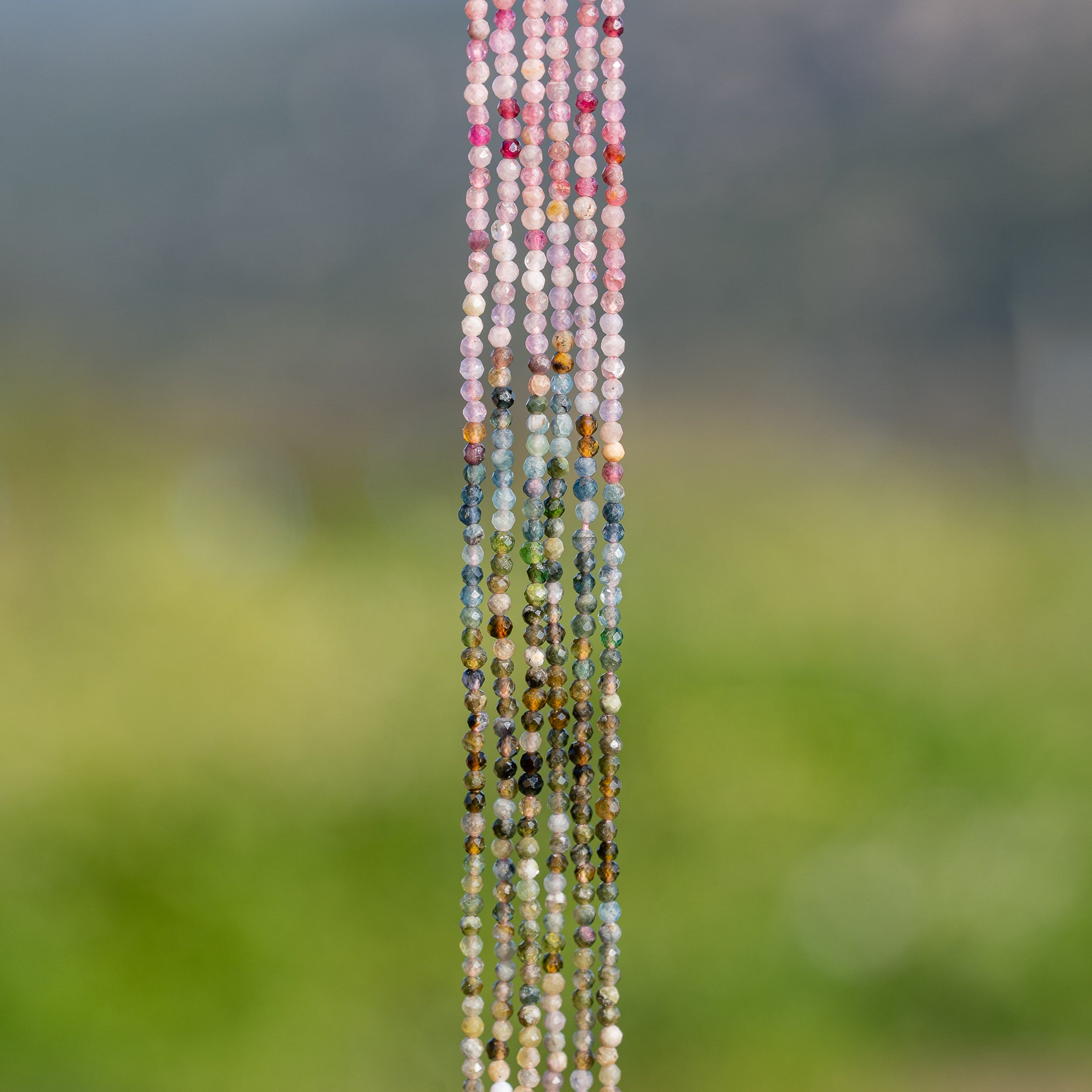 Petites perles rondes facettes de Tourmaline multicolore de 2 mm ( rang de env 200 perles )