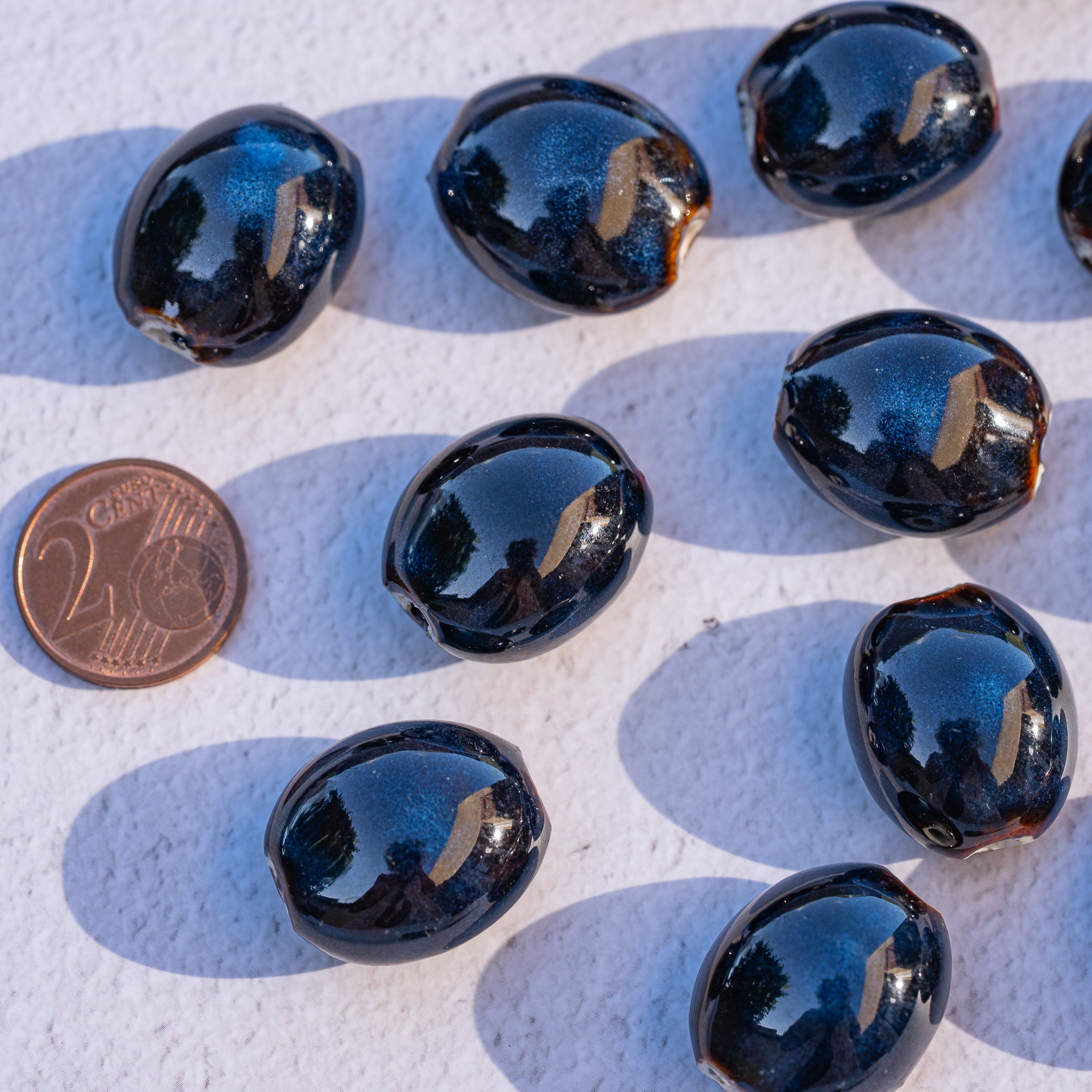 Perles ovales en porcelaine bleu nuit de env 21 mm ( à l&