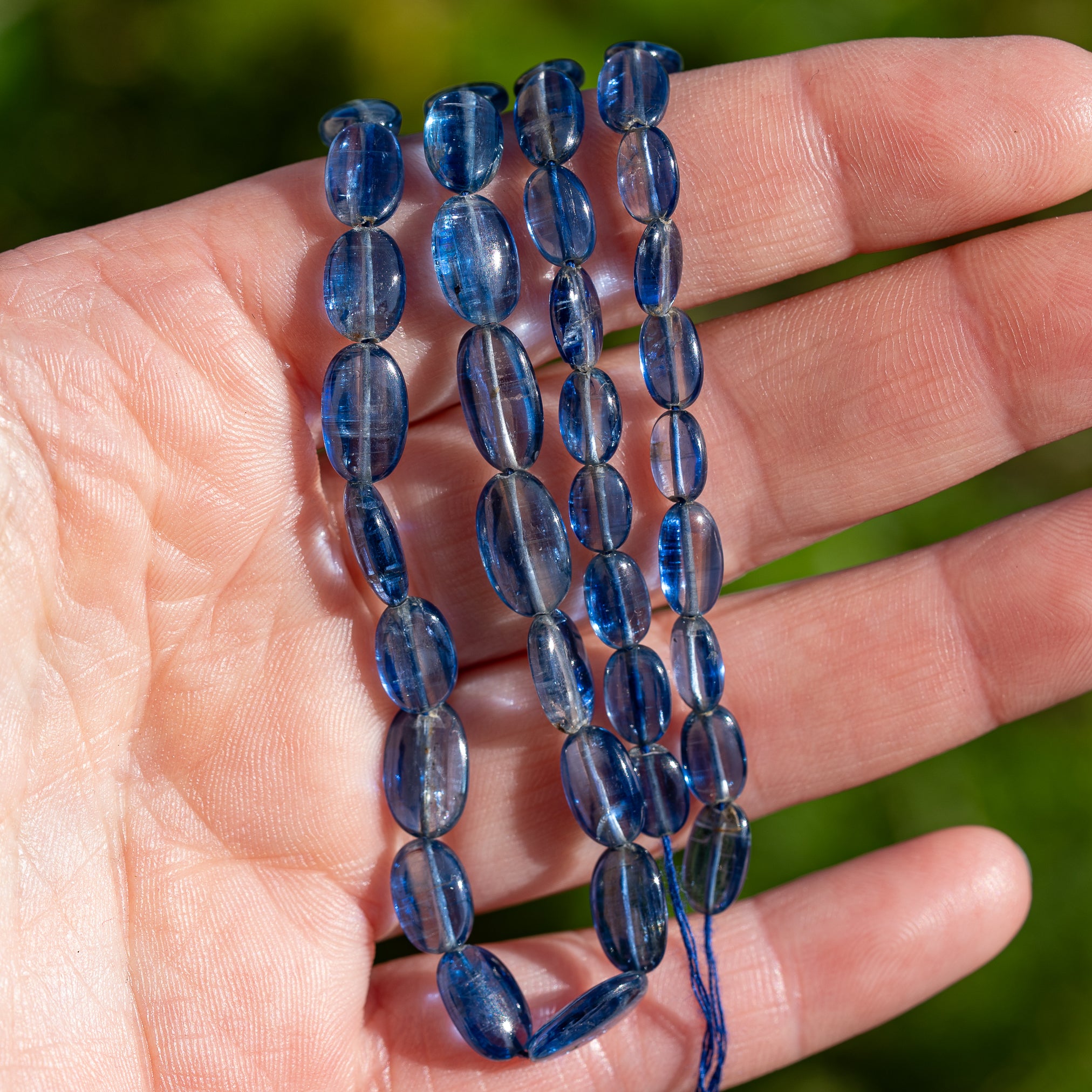 Perles ovales lisses de Cyanite bleue de env 7,5 à 12 mm ( à l&