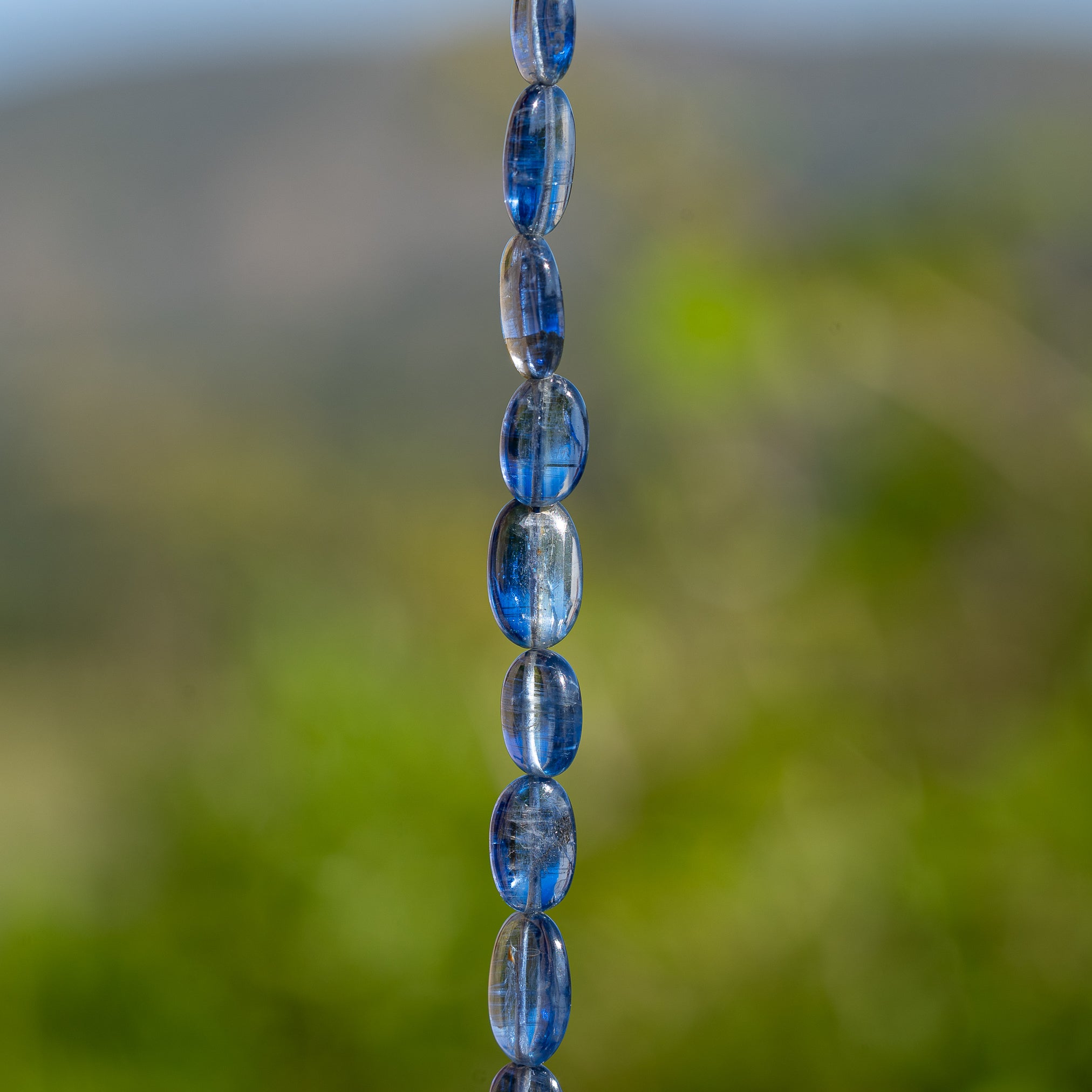 Perles ovales lisses de Cyanite bleue de env 7,5 à 12 mm ( à l&
