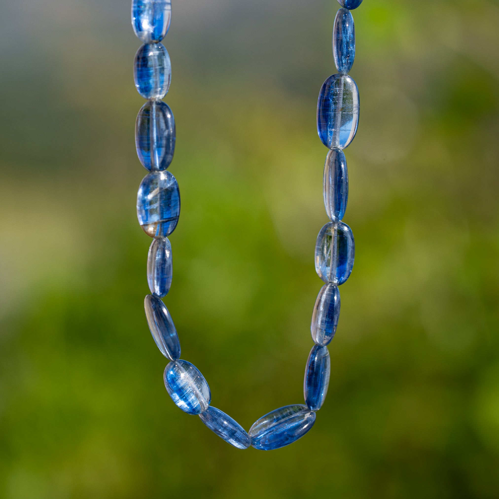 Perles ovales lisses de Cyanite bleue de env 7,5 à 12 mm ( à l&