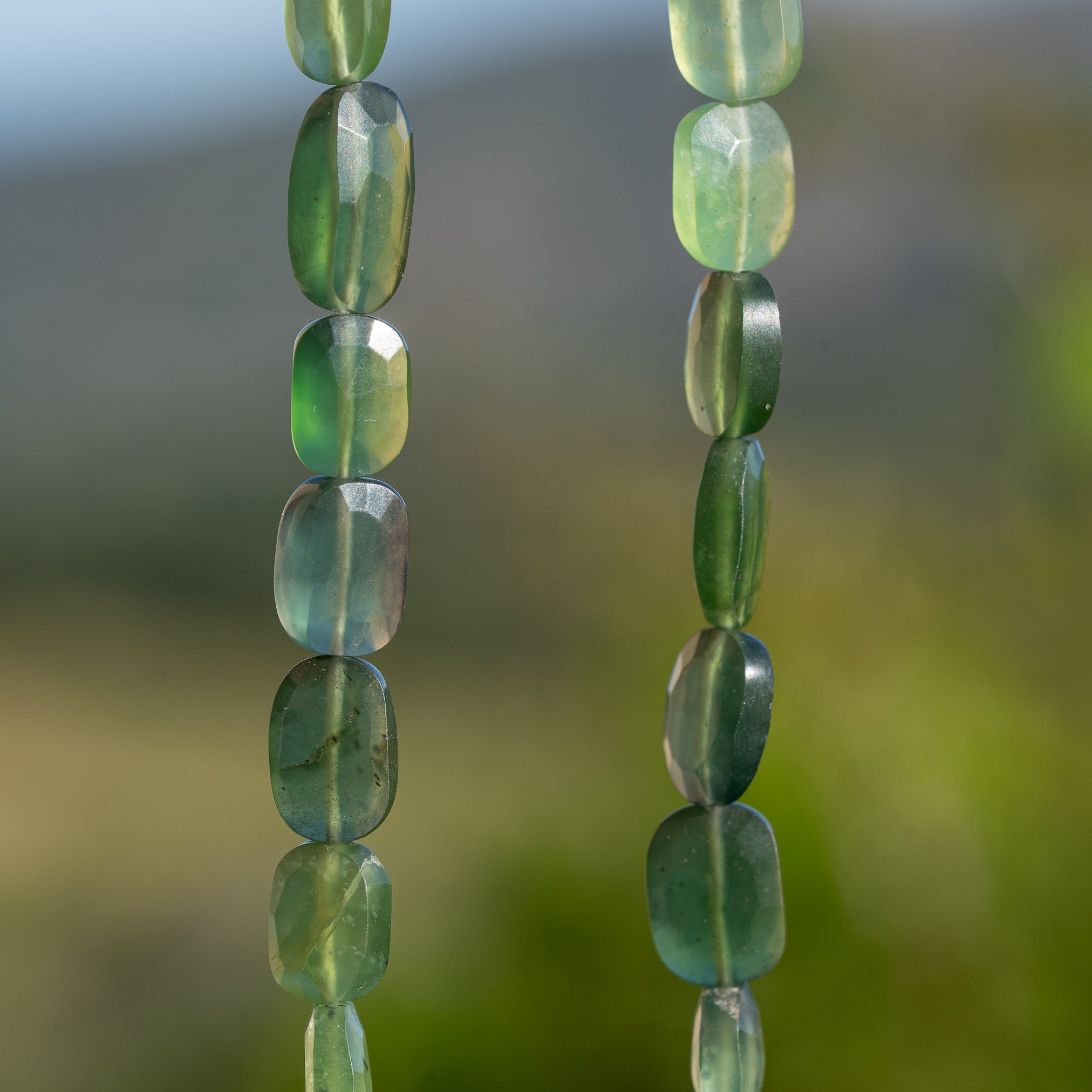 Perles ovales facettes de Serpentine de env 8/10 mm ( lot de 2 )