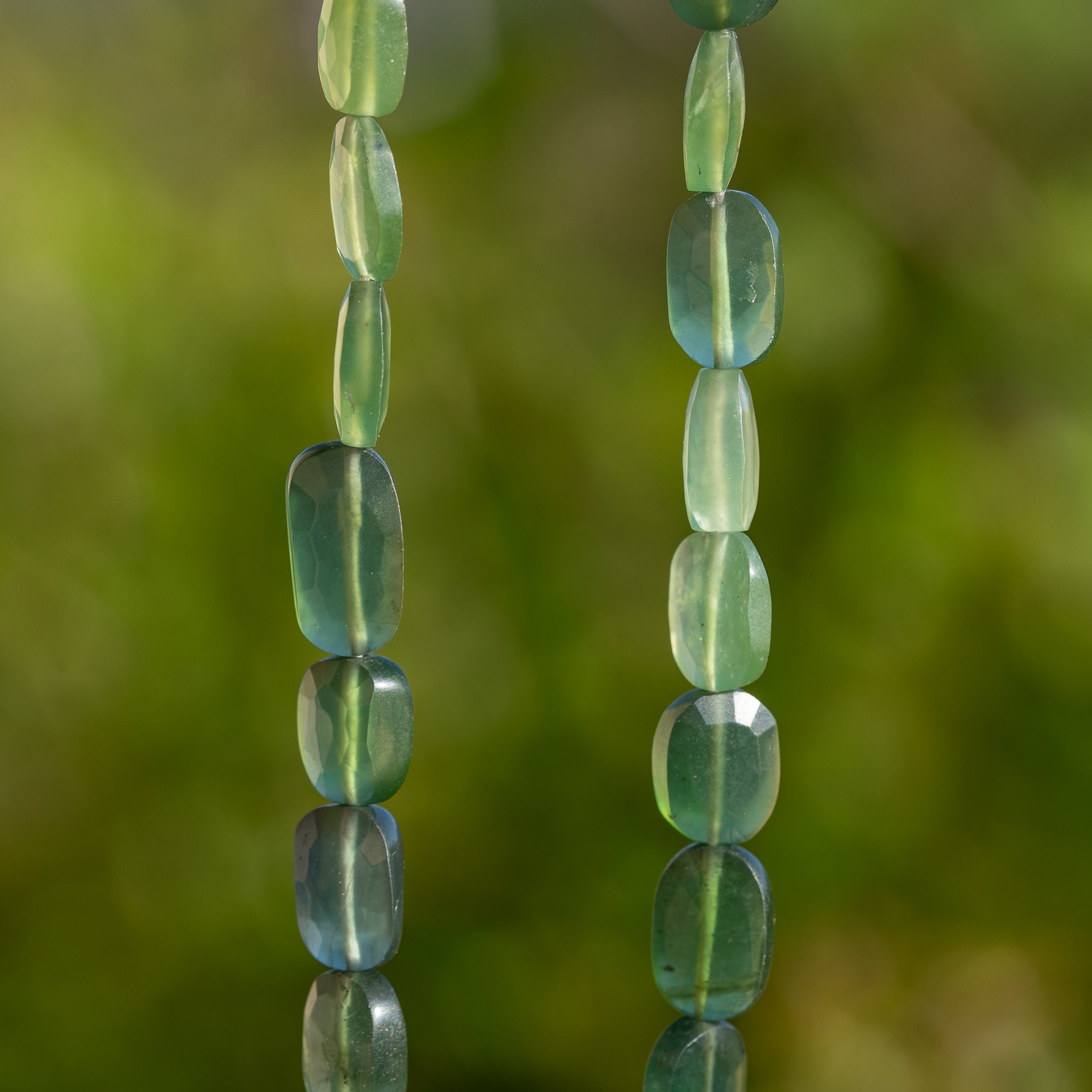 Perles ovales facettes de Serpentine de env 8/10 mm ( lot de 2 )