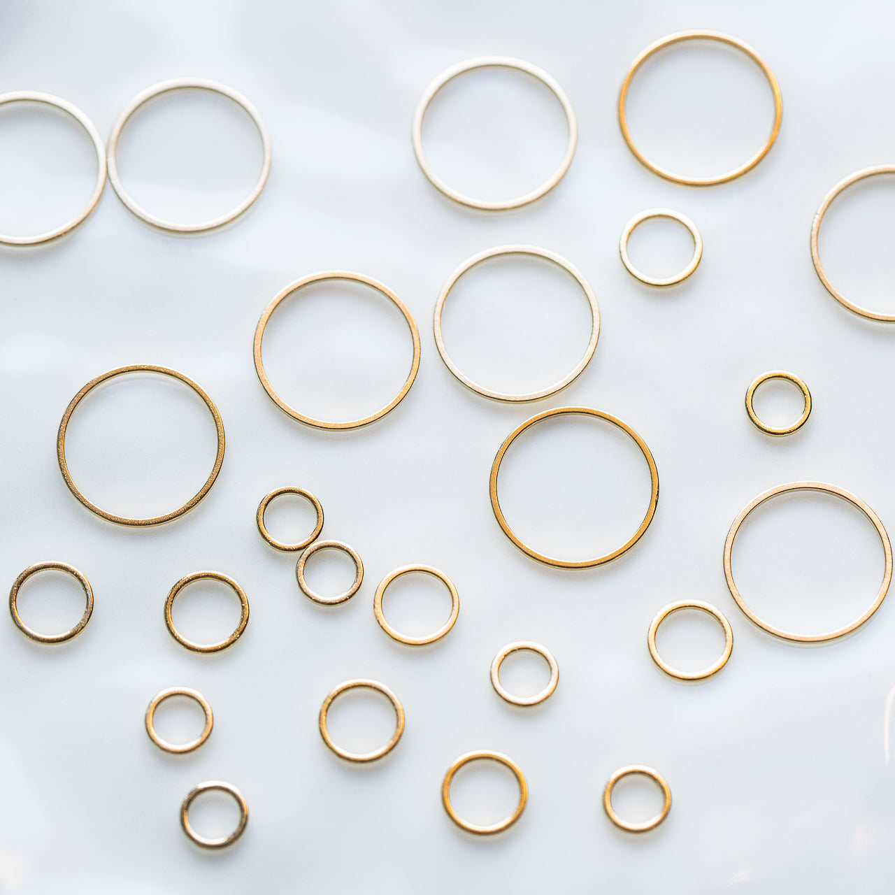 Anneaux fermés connecteurs ronds lisses en laiton plaqué or 24k de 8, 10 et 20 mm ( à l&