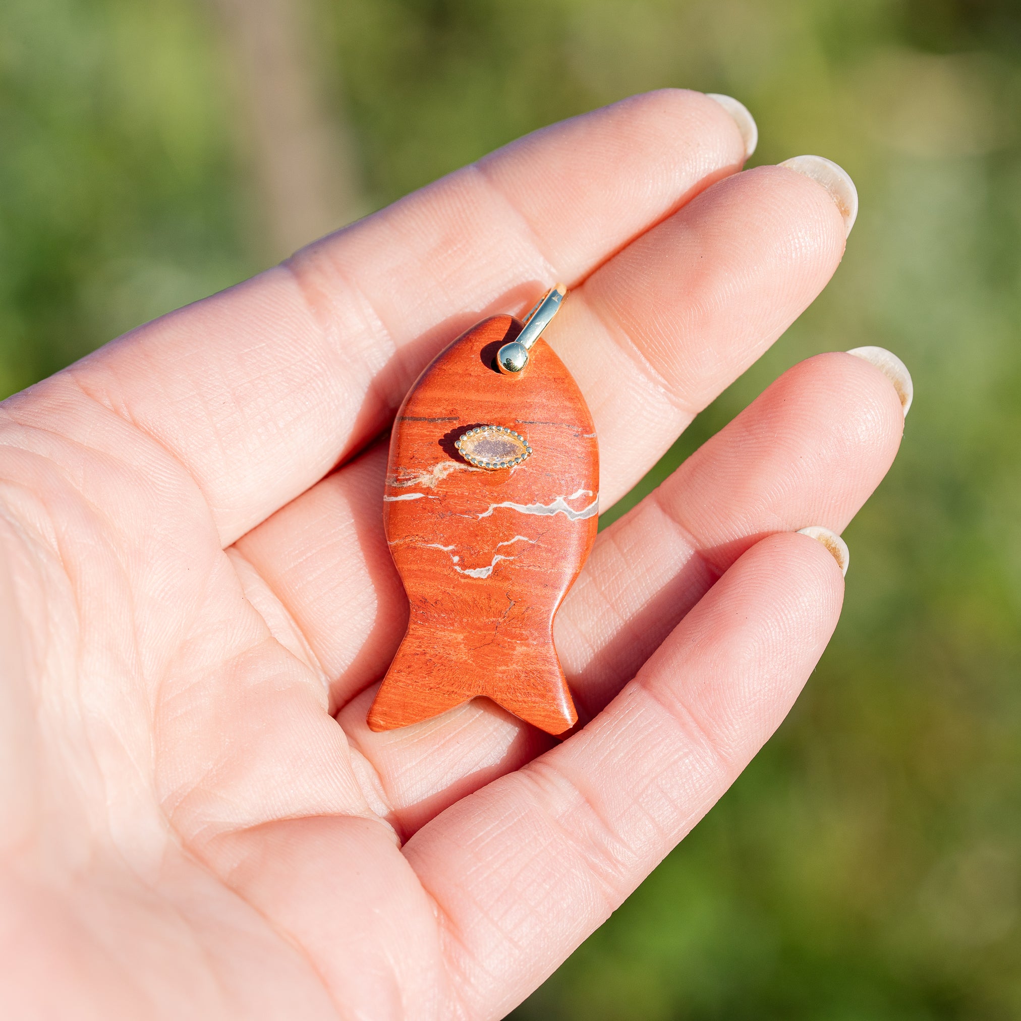 Pendentif poissons en Jaspe rouge, laiton et zirconium rose de 45 mm ( à l&
