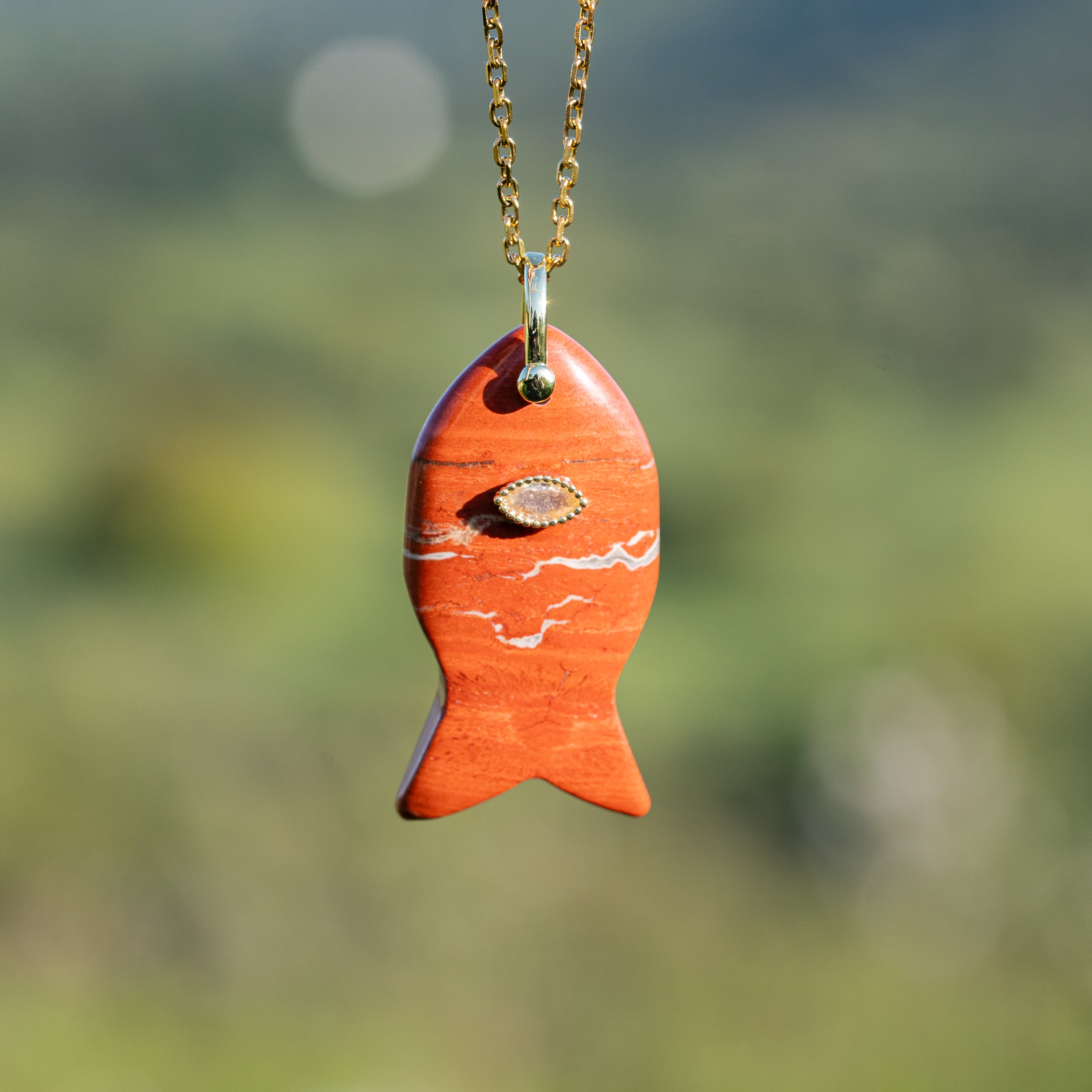 Pendentif poissons en Jaspe rouge, laiton et zirconium rose de 45 mm ( à l&